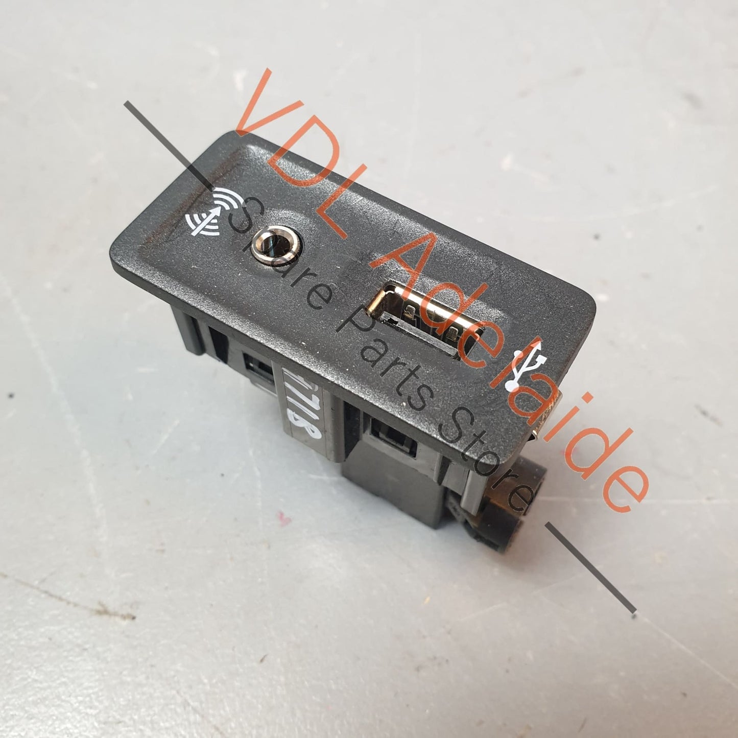AUX USB Interface Port Socket 5G0035222E 5Q0035724 5G0035222E 5Q0035724