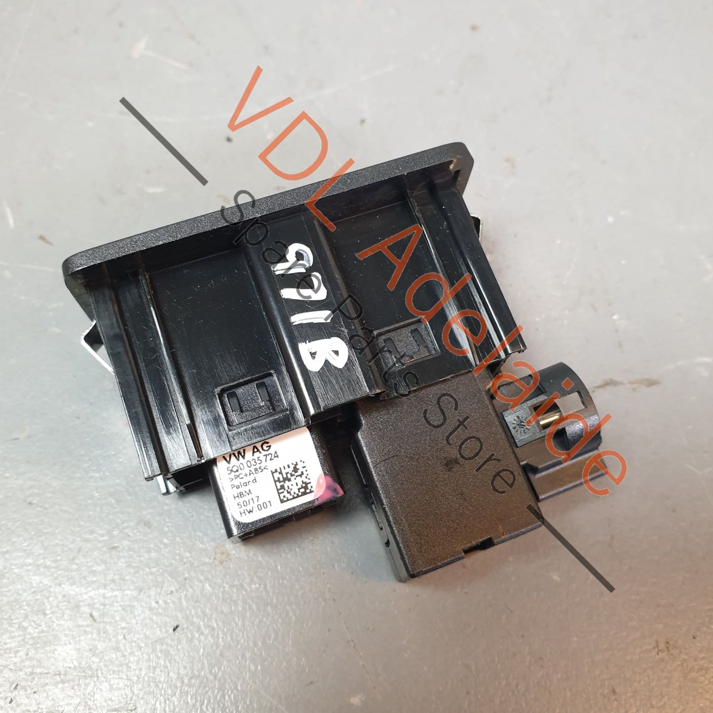 AUX USB Interface Port Socket 5G0035222E 5Q0035724 5G0035222E 5Q0035724