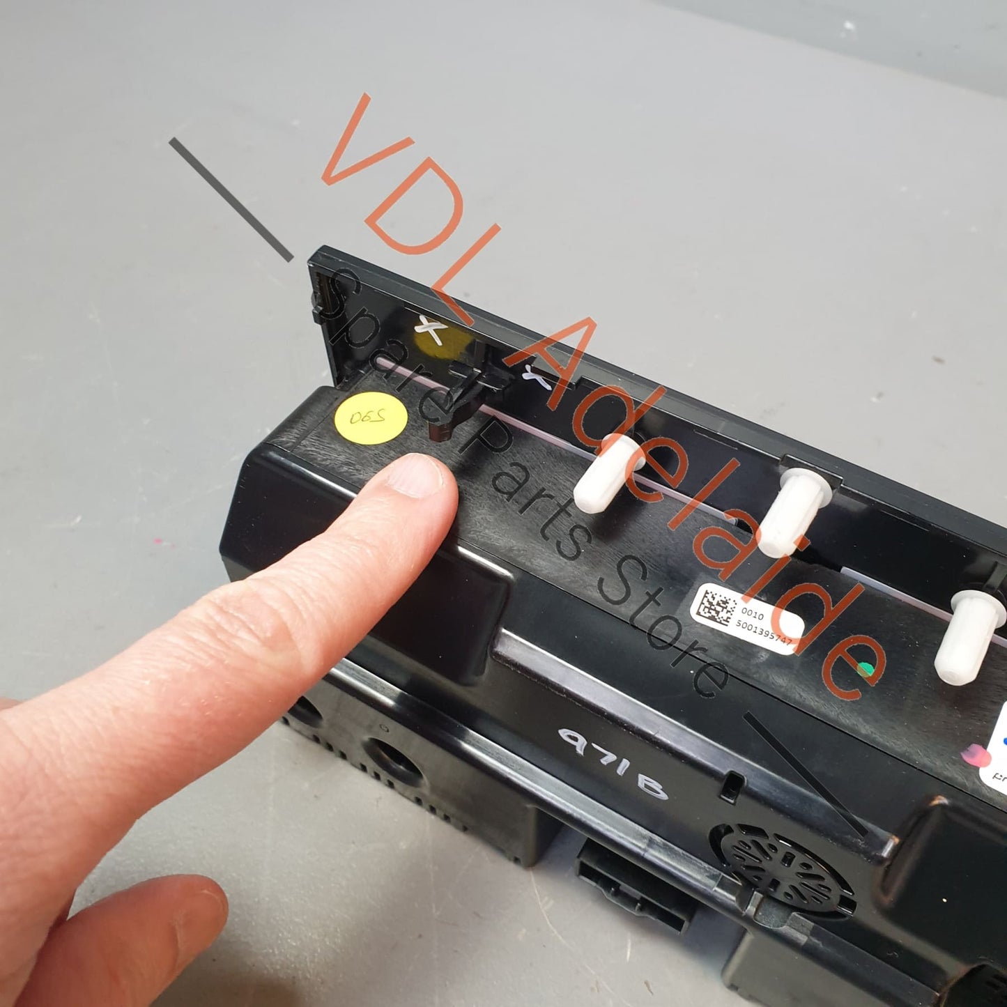 Porsche Panamera AC Climatronic Rear Control And Display Panel 974919615K 974919615K 974919615P 974919615K6N3 974919615K6N3 974919615P6N3 One retaining clip is loose