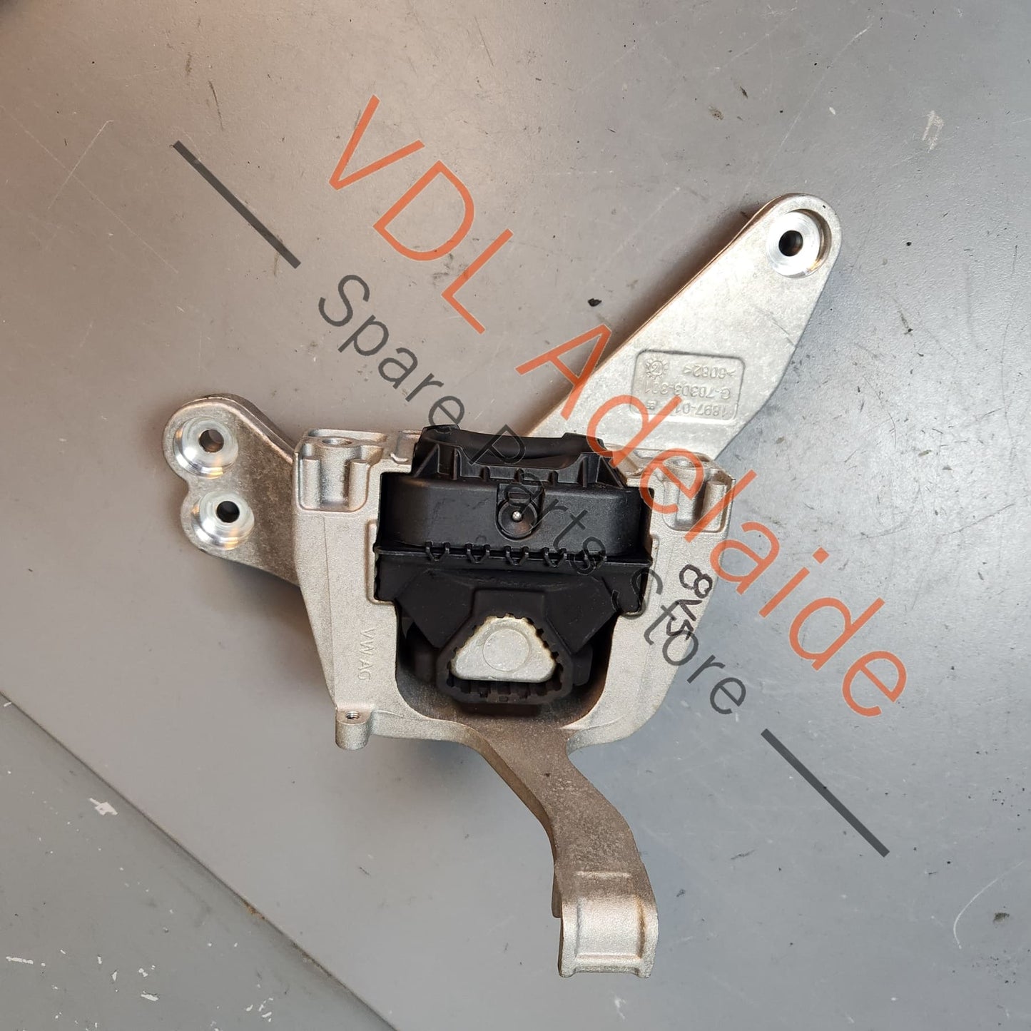8V0199262B 8V0199262D Audi RS3 8V Right Side Engine Mount Bracket 8V0199262B
