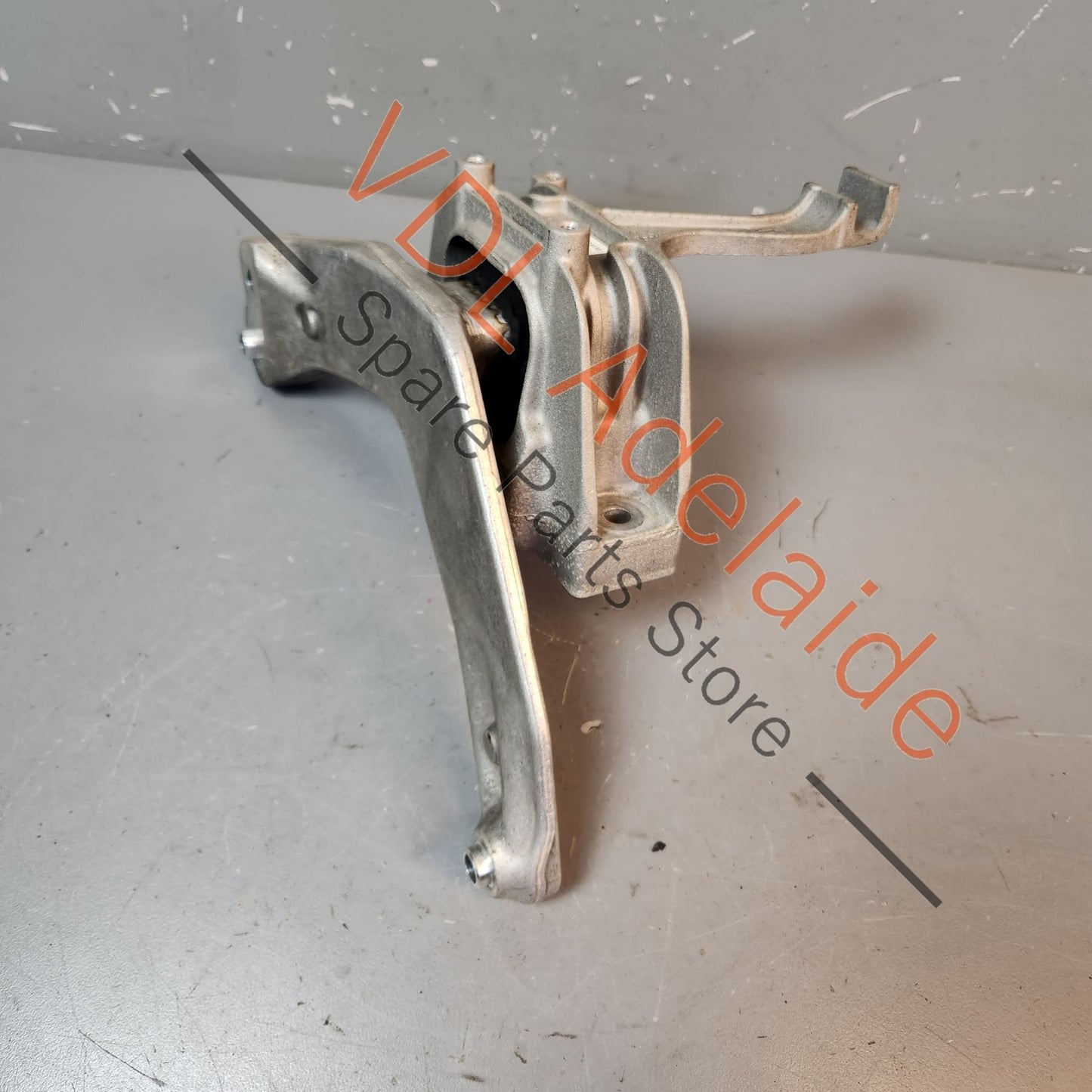 8V0199262B 8V0199262D Audi RS3 8V Right Side Engine Mount Bracket 8V0199262B