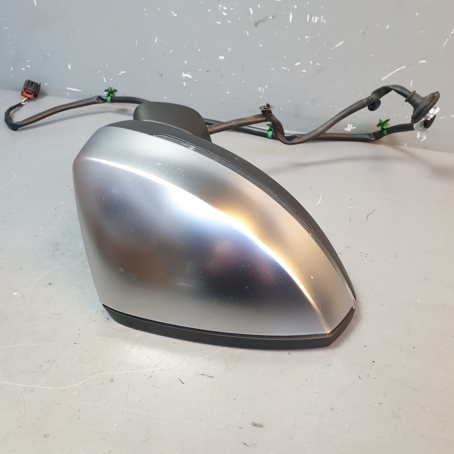8V7857410C9B9 8V0857528A3Q7
8V0857536E Audi S3 8V Right Side Exterior Wing Mirror w Lane Change Assist Aluminium Chrome Finish
