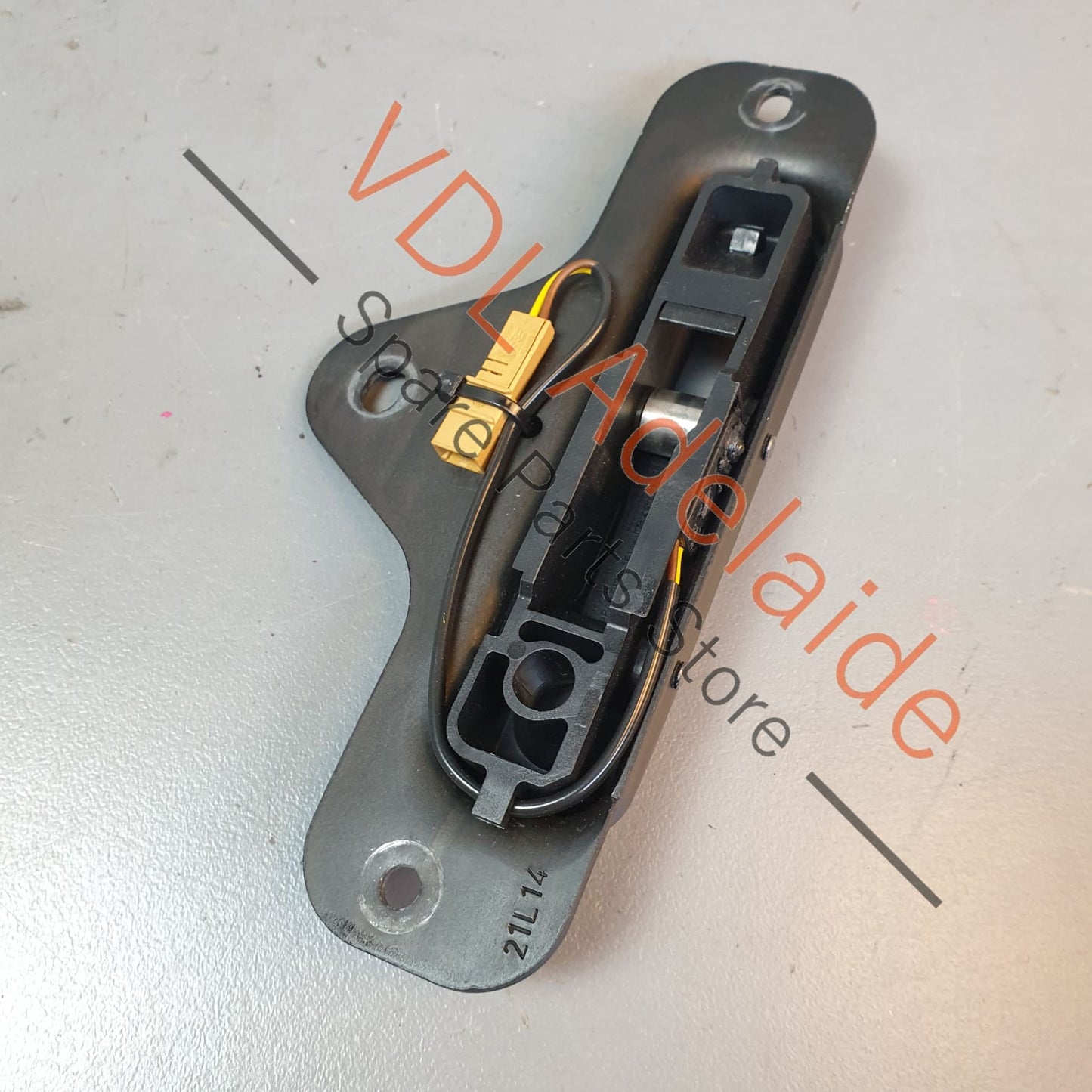 8V7871443 Audi A3 S3 Convertible Soft Top Roof Catch Bracket Left 8V7871443