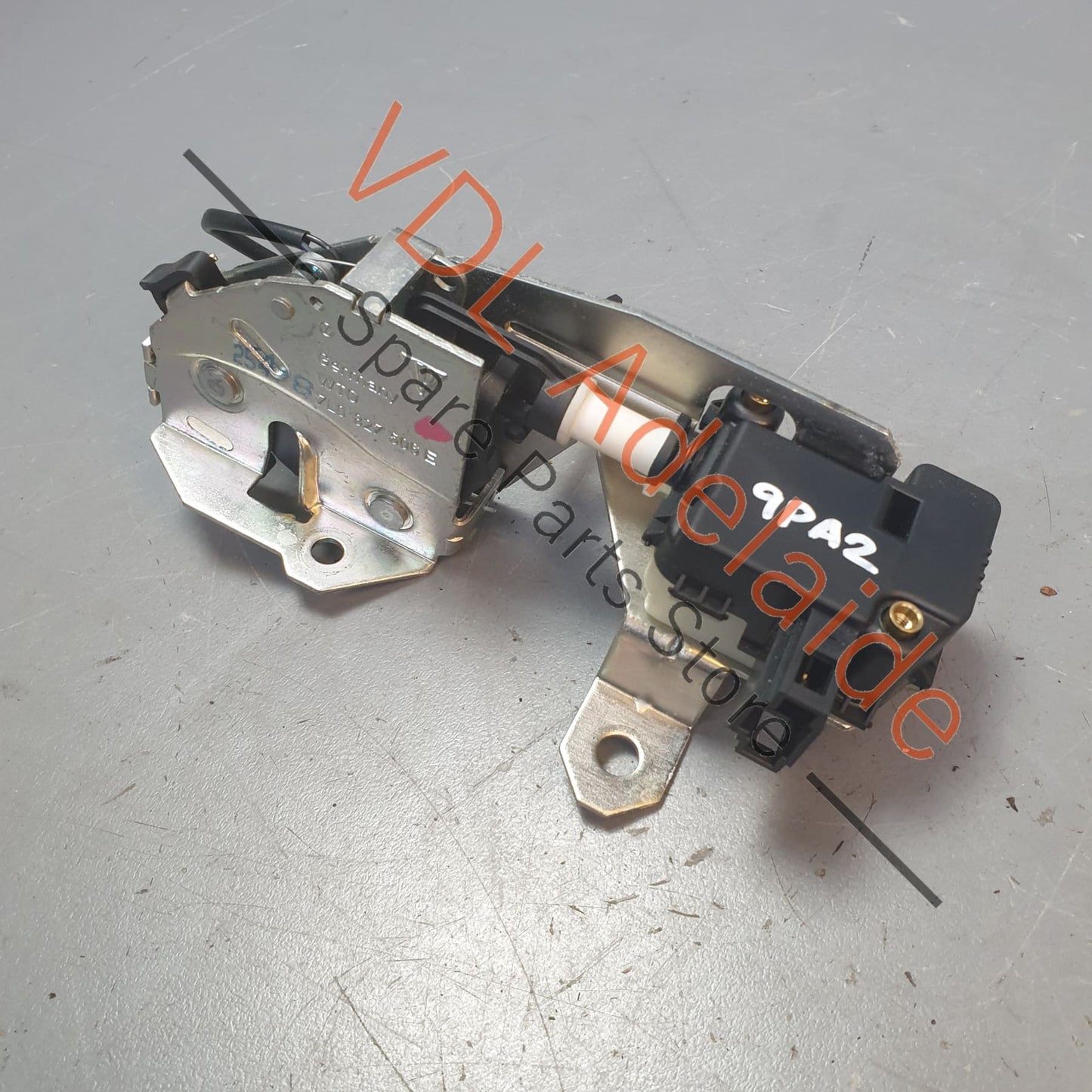 7L0827506E Porsche Cayenne Touareg Rear Boot Window Latch Catch 7L0827506E