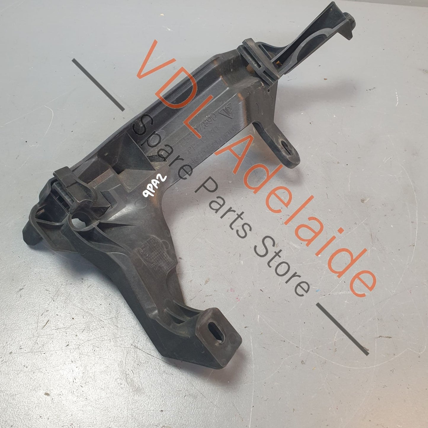 7L5807890 95550589000 OEM Porsche Cayenne 9PA 955 957 Front Right Bumper Guide bracket 95550589000 7L5807890