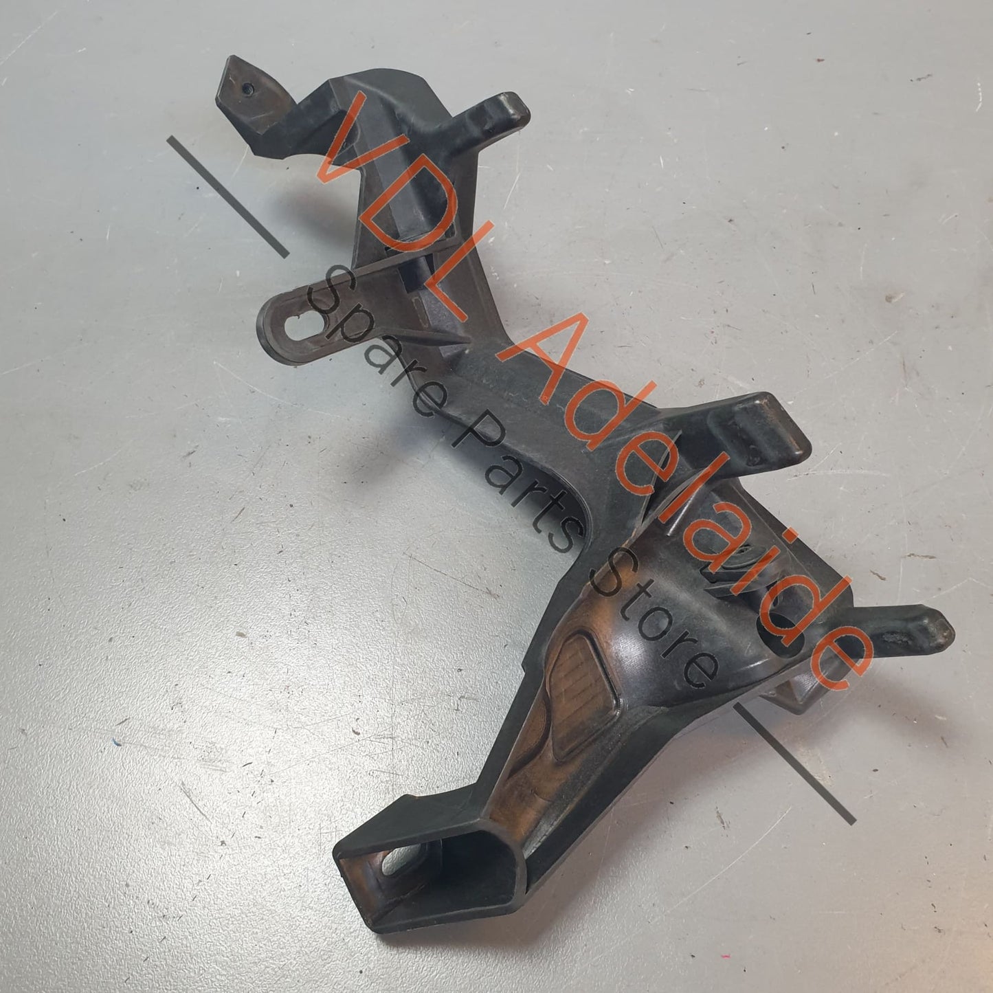7L5807890 95550589000 OEM Porsche Cayenne 9PA 955 957 Front Right Bumper Guide bracket 95550589000 7L5807890