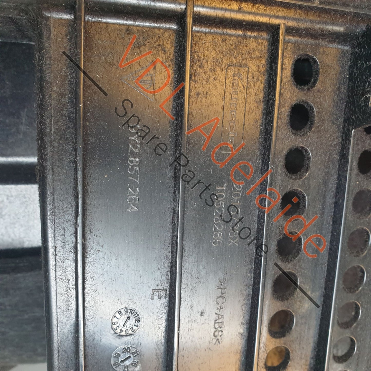 9Y1857093TDK4 9Y1857093FDK4 Porsche Cayenne E3 9Y Passenger Side Glovebox Leather for RHD