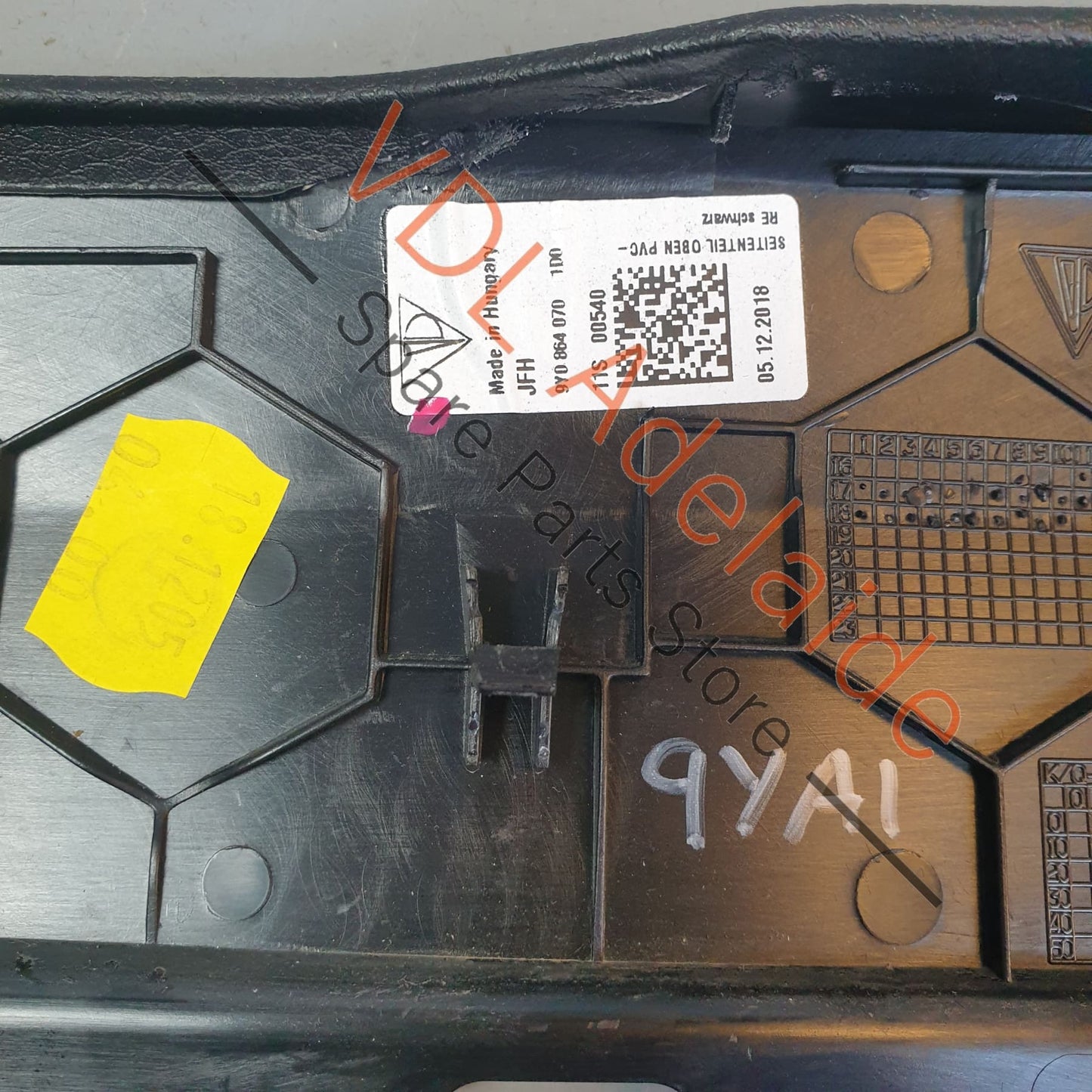 9Y0864069 9Y0864070 Porsche Cayenne E3 9Y Centre Console Leather Side Trim Pair 9Y0864069 9Y0864070 1D0