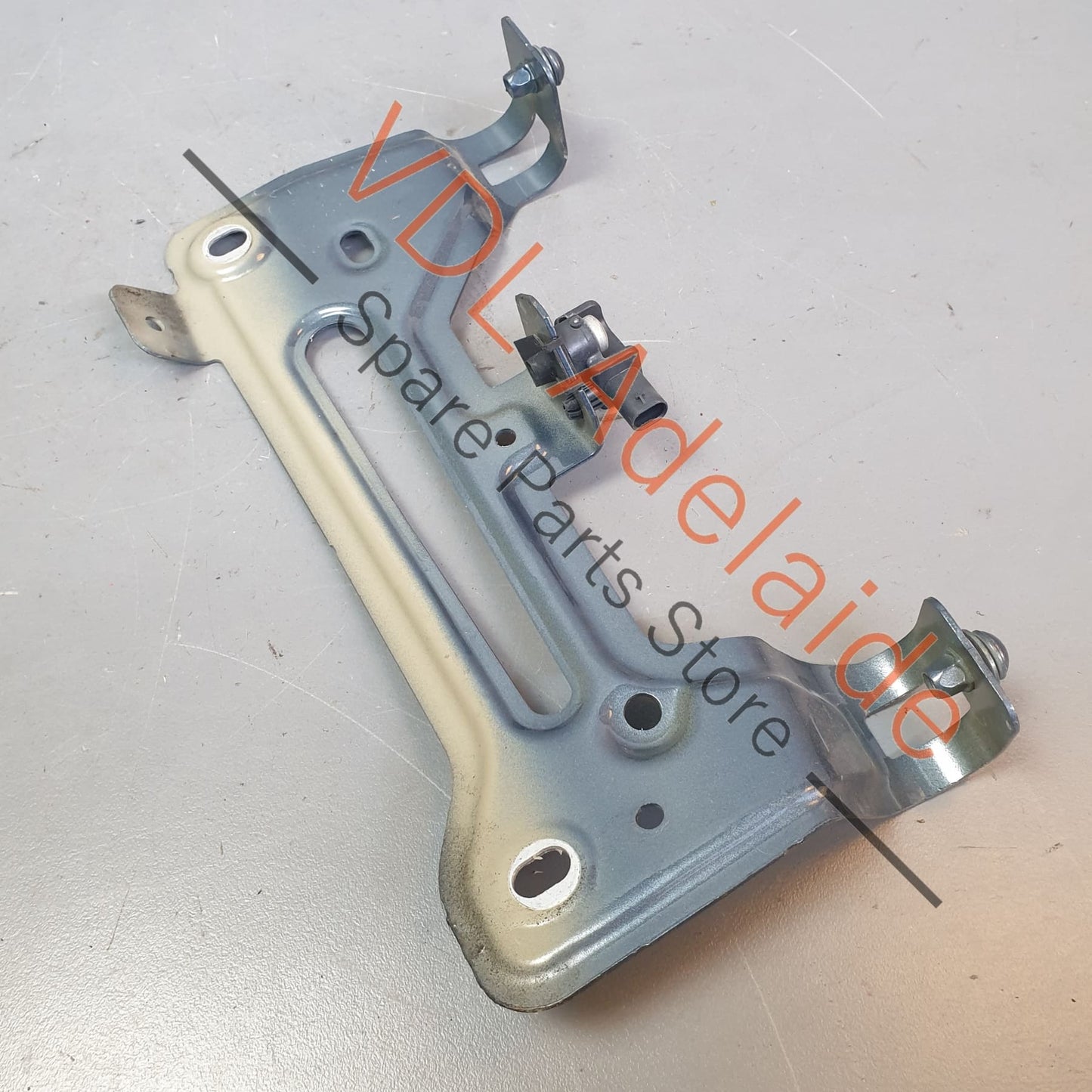 95882143100 9Y0821431 Posche Cayenne E3 9Y Front Left Fender Mudguard Mounting Bracket 9Y0821431 95882143100