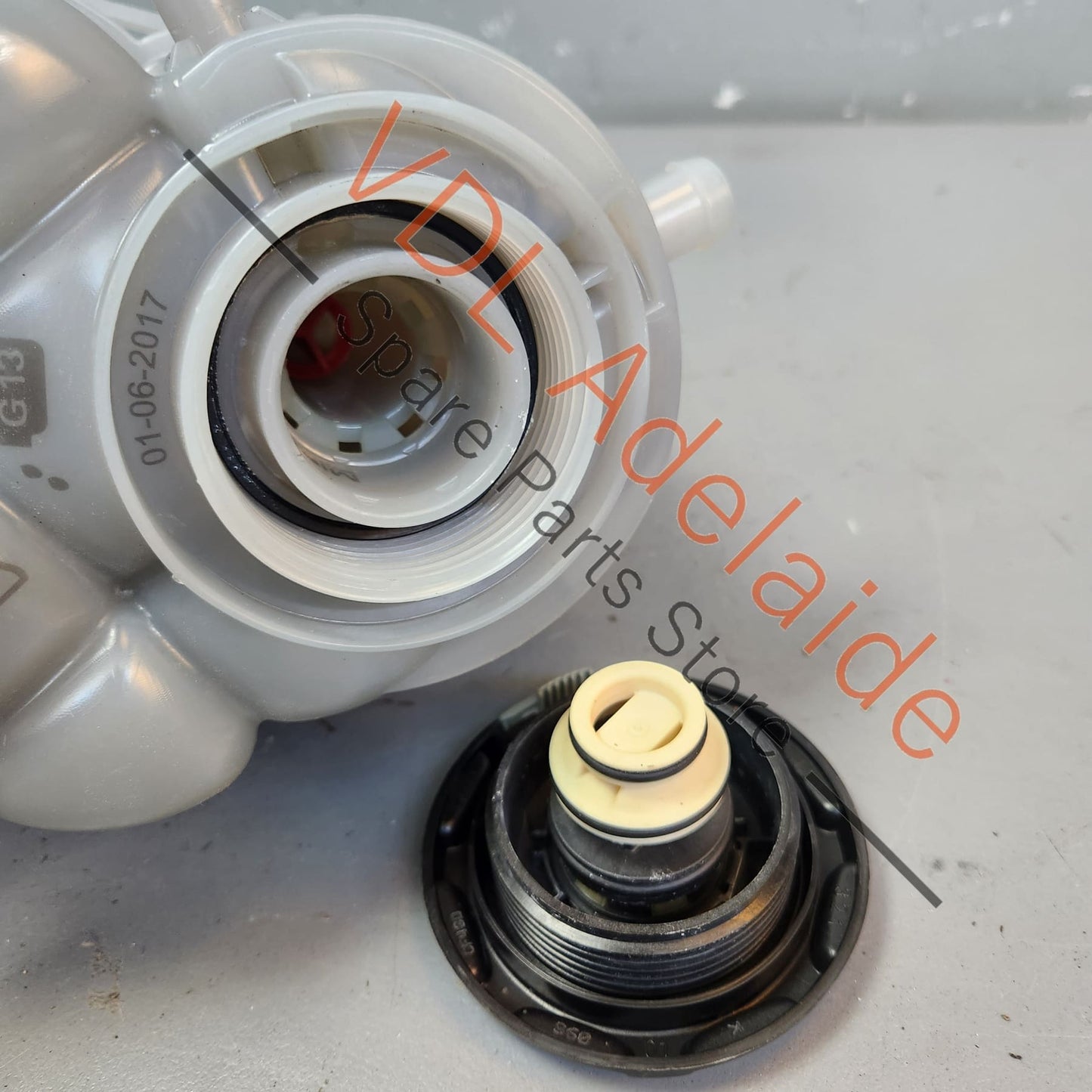 8W2121405J 4M0121321K Audi A4 S4 Radiator Coolant Reservoir Tank w 1.6 BAR Cap 4M0121321K 8W2121405J