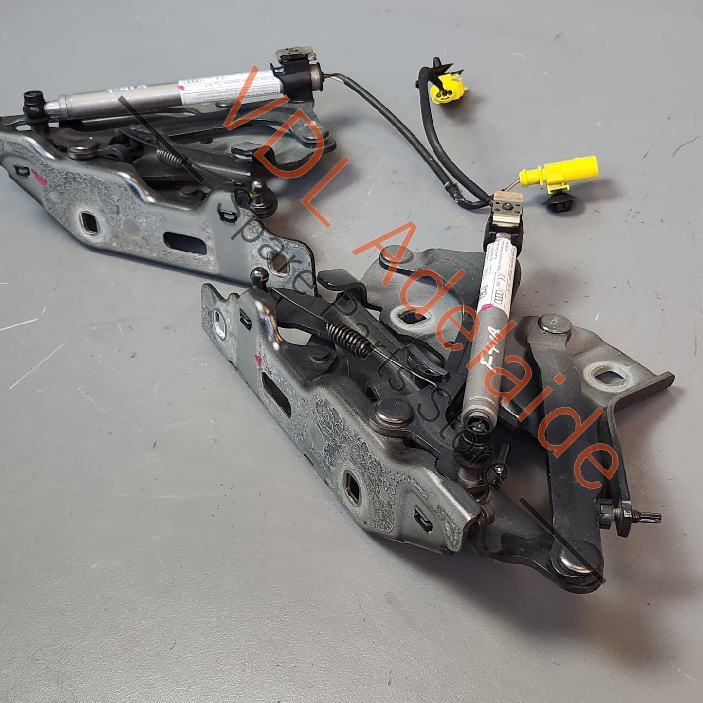 8W0823823 8W0823823C Audi A4 B9 Front Bonnet Hinge Pedestrian Safety Crash Activator Set Pair 8W0823823 8W0823823C 8W0823301E 8W0823302E