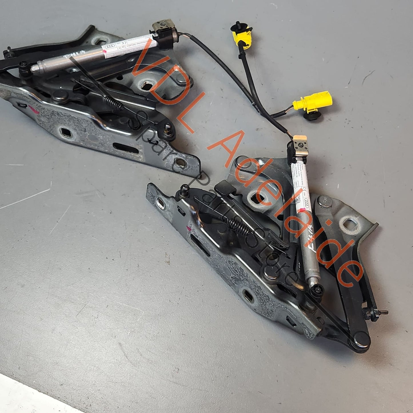 8W0823823 8W0823823C Audi A4 B9 Front Bonnet Hinge Pedestrian Safety Crash Activator Set Pair 8W0823823 8W0823823C 8W0823301E 8W0823302E