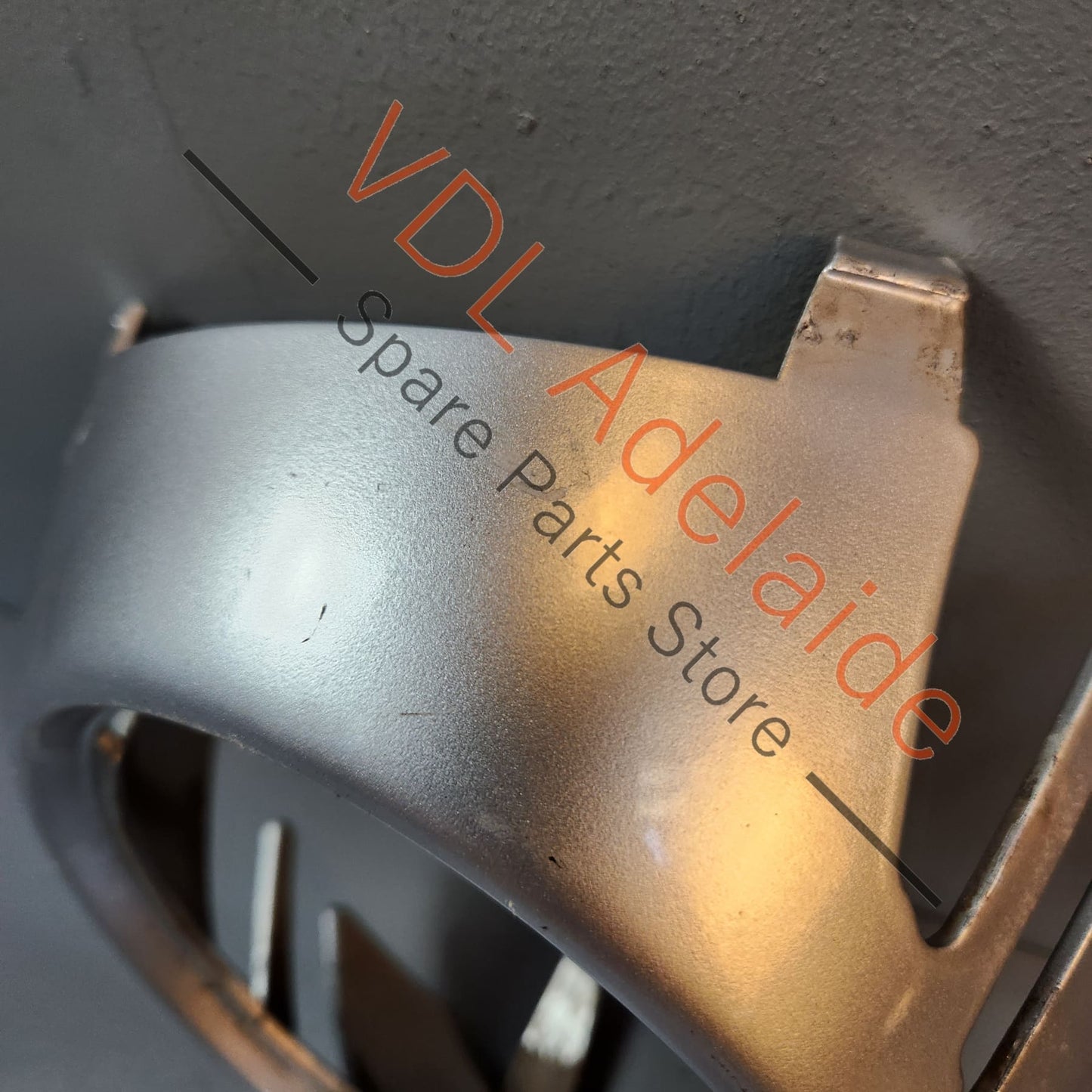 1K09853343 1K098533433Q7 VW Golf R32 MK5 Front Grille Badge Molding Trim 1K09853343 3Q7 Aluminium finish