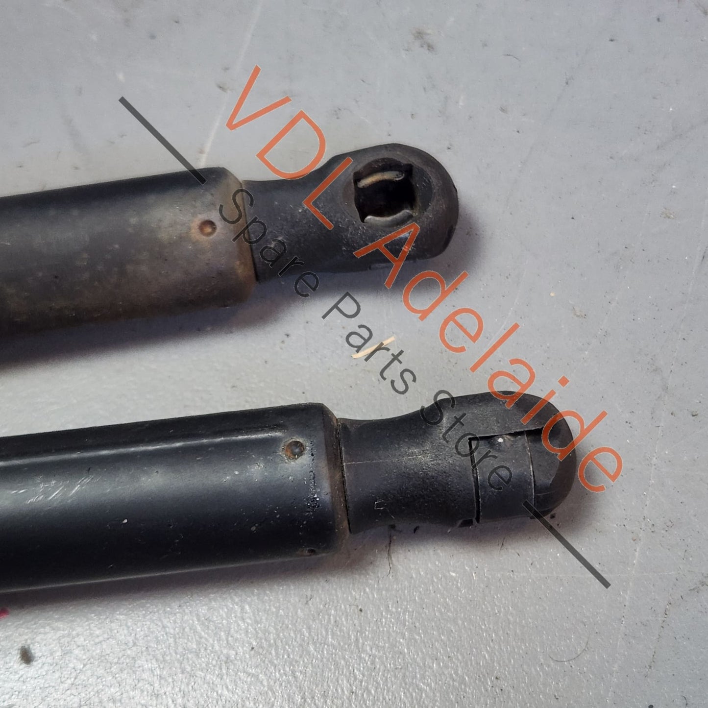 1k6827550F Volkswagen VW Golf Mk5 R32 Boot Back Rear Hatch Lift Gas Strut Struts Pair 1K6827550F