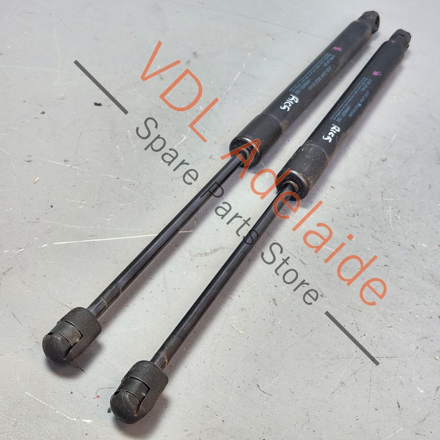 1k6827550F Volkswagen VW Golf Mk5 R32 Boot Back Rear Hatch Lift Gas Strut Struts Pair 1K6827550F