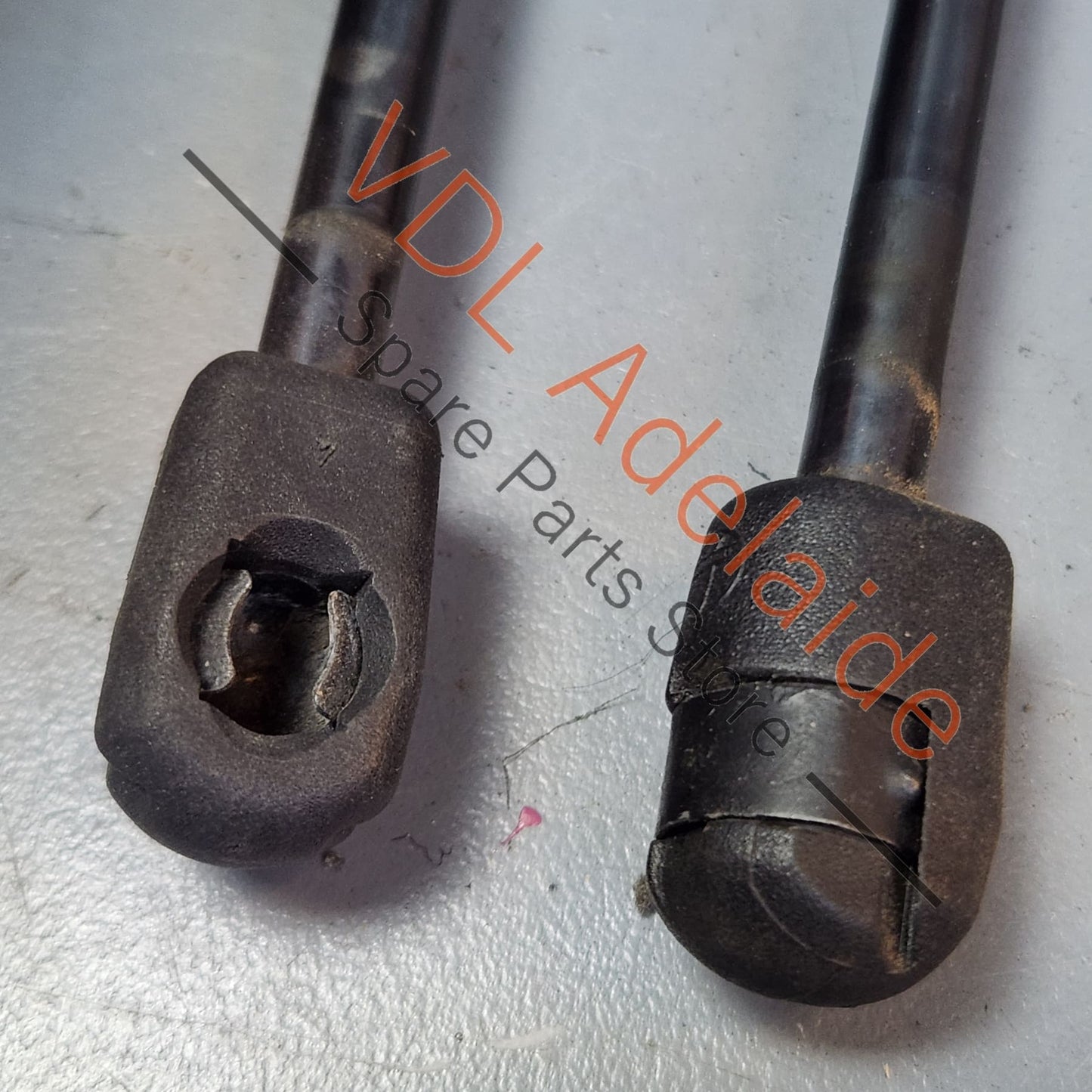 1k6827550F Volkswagen VW Golf Mk5 R32 Boot Back Rear Hatch Lift Gas Strut Struts Pair 1K6827550F