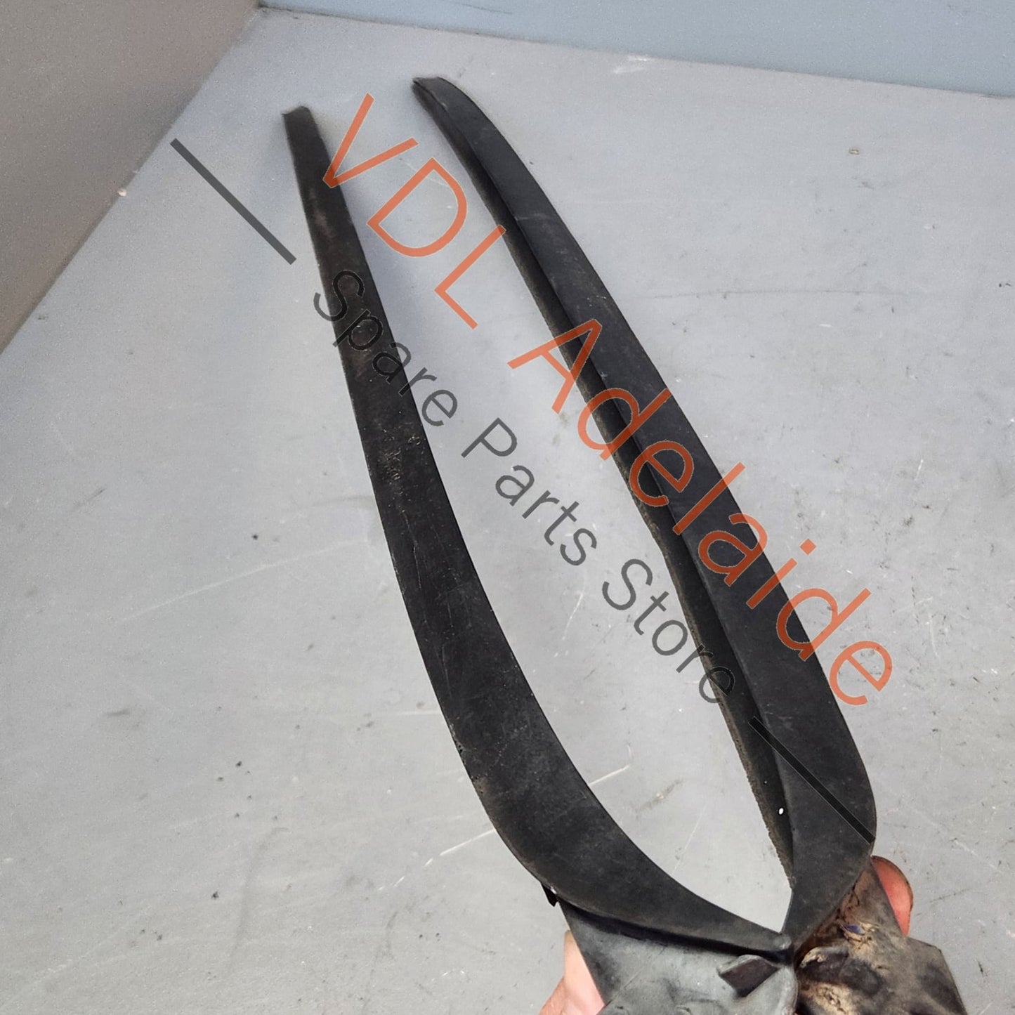 1K0854319G 1K0854320G VW Golf MK5 Pair of Windscreen Edge Water Deflector Strip Trim Exterior Molding 1K0854319G 1K0854320G