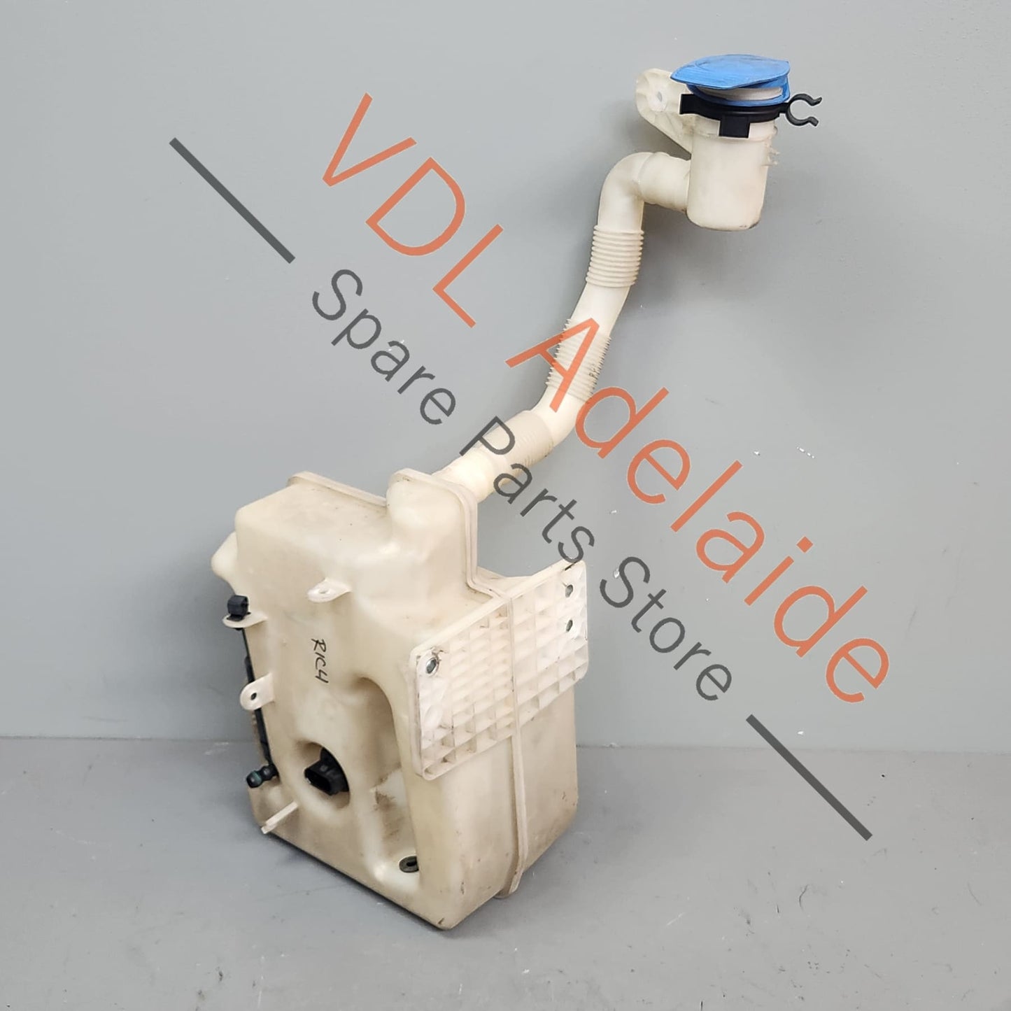 1K0955453S VW Golf R32 Windscreen Washer Bottle Tank Reservoir complete with motors 1K0955453S