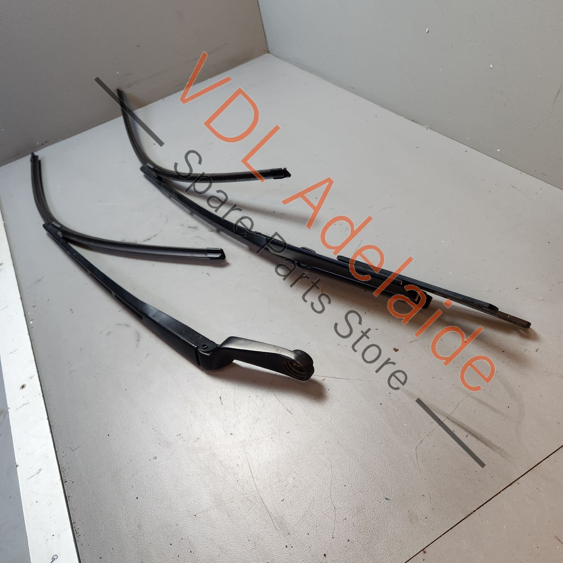 Front Left Wiper Arm/Blades Pair For Audi Q7 2007-2016 RHD UK Models Front Left Wiper Arm/Blades Pair For Audi Q7 2007-2016 RHD UK Models
