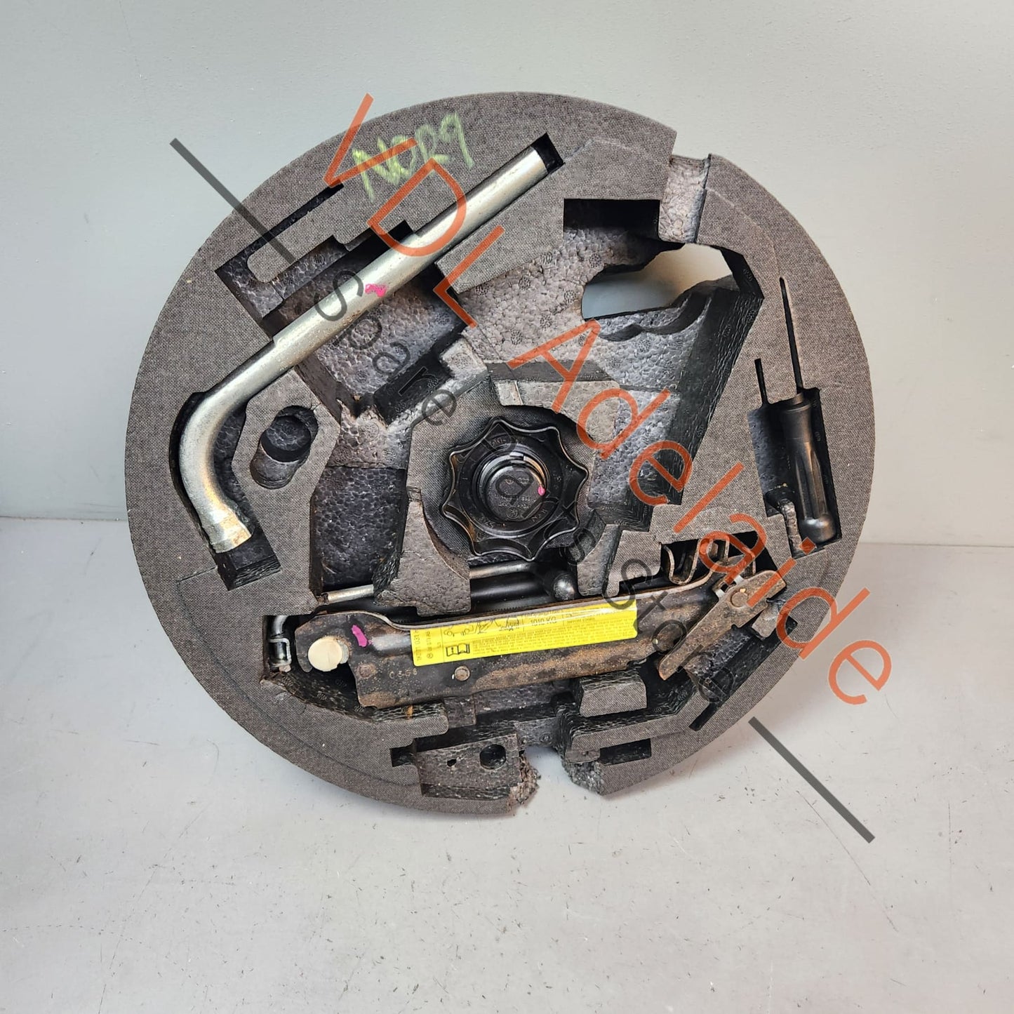 8P0012109E VW Golf MK6 Tool Kit for 18in Spare Wheel incl Jack & Spanner 8P0012109E