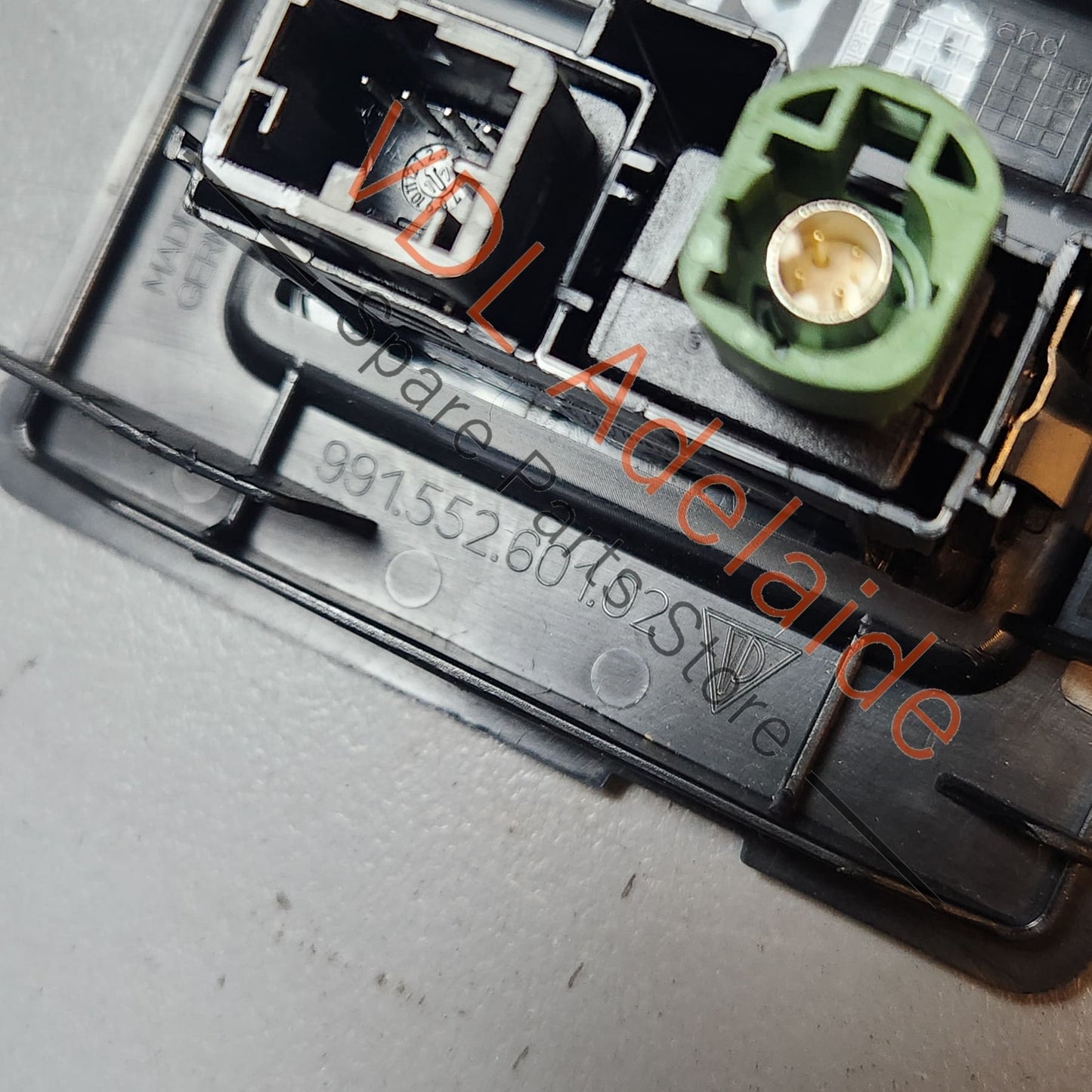 9A764222200 99155260102 Porsche 911 Glovebox Mounted Multimedia Interface USB & AUX IN 9A764222200 99155260102 1E0