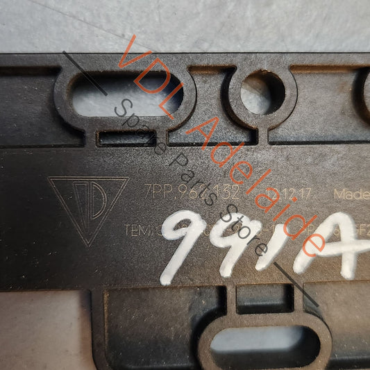 7PP962132    Porsche Outer Antenna Aerial Amplifier 7PP962132