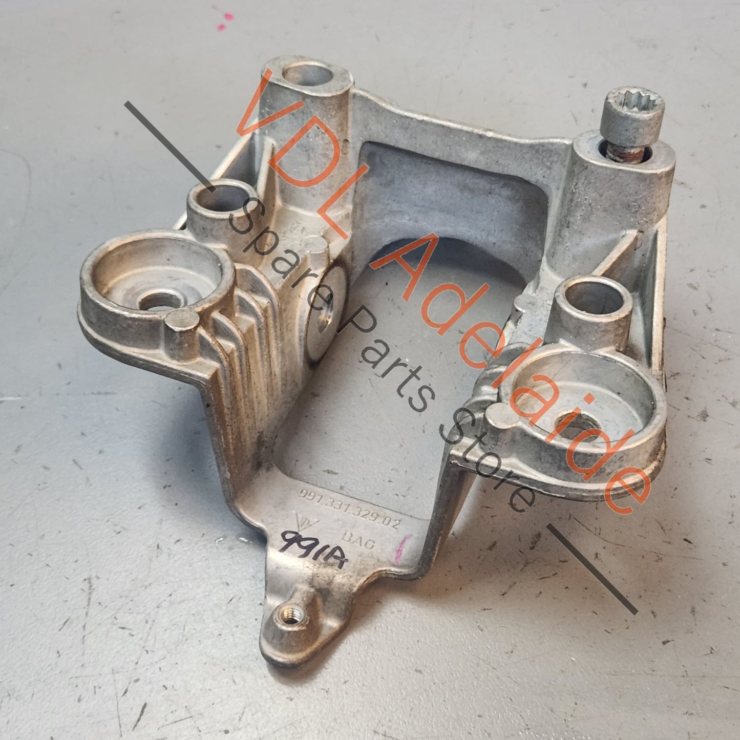 99133132902 Porsche 911 Rear Suspension Aluminium Support Mounting Bracket Bracket 99133132902
