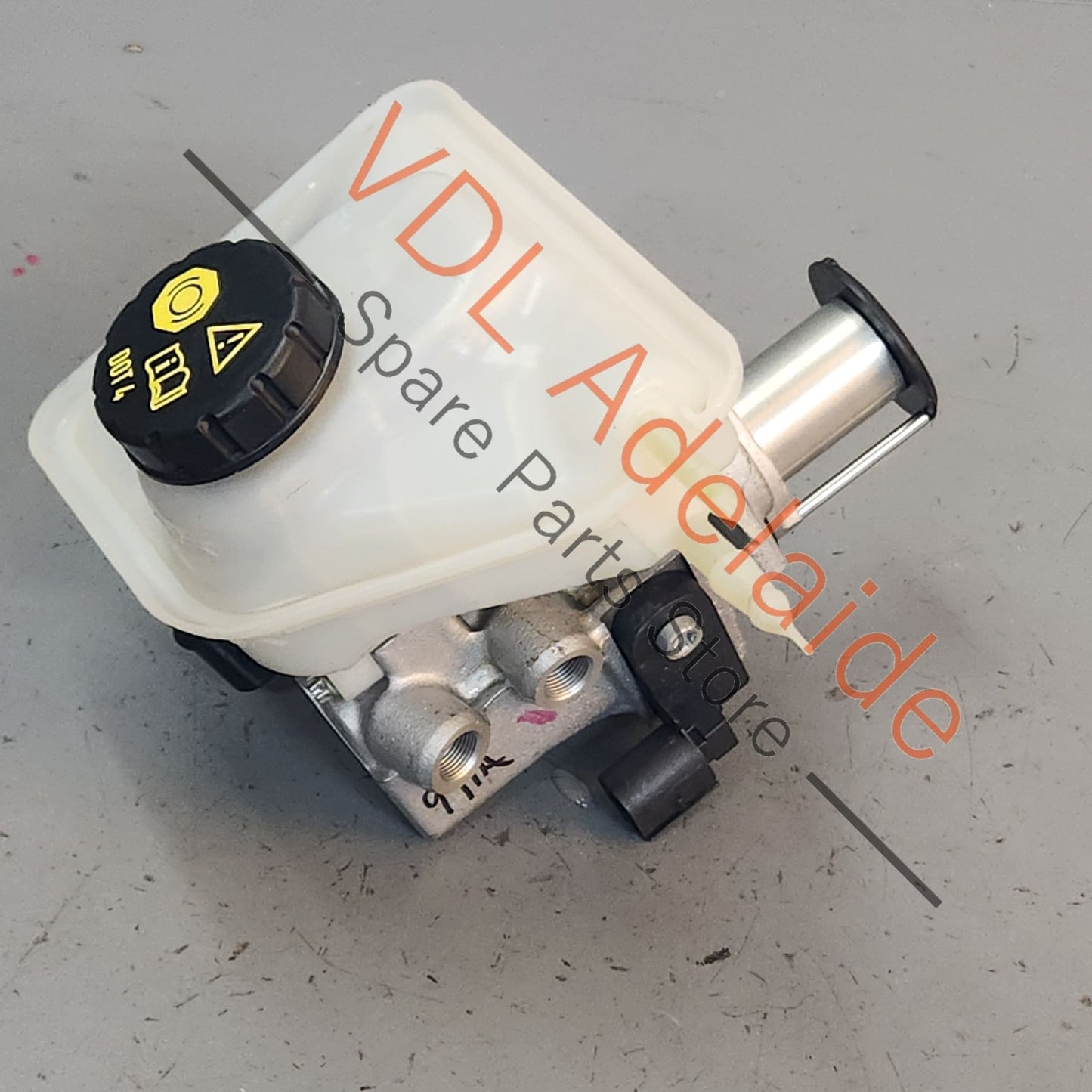 99135513027 99135513029 99135501302 Porsche 911 Brake Master Cylinder & Reservoir 99135513027 99135513029
