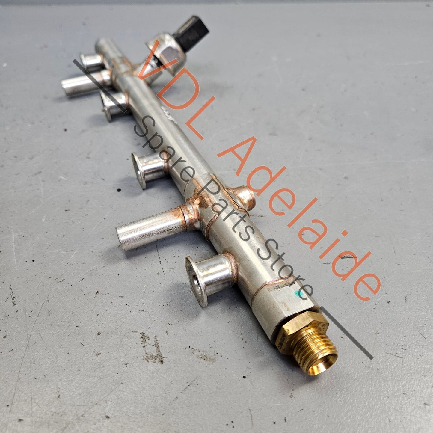 06K906051C 06K133317AA VW 2.0 Steel Fuel Rail and Pressure Sensor 06K133317AA 06K906051C