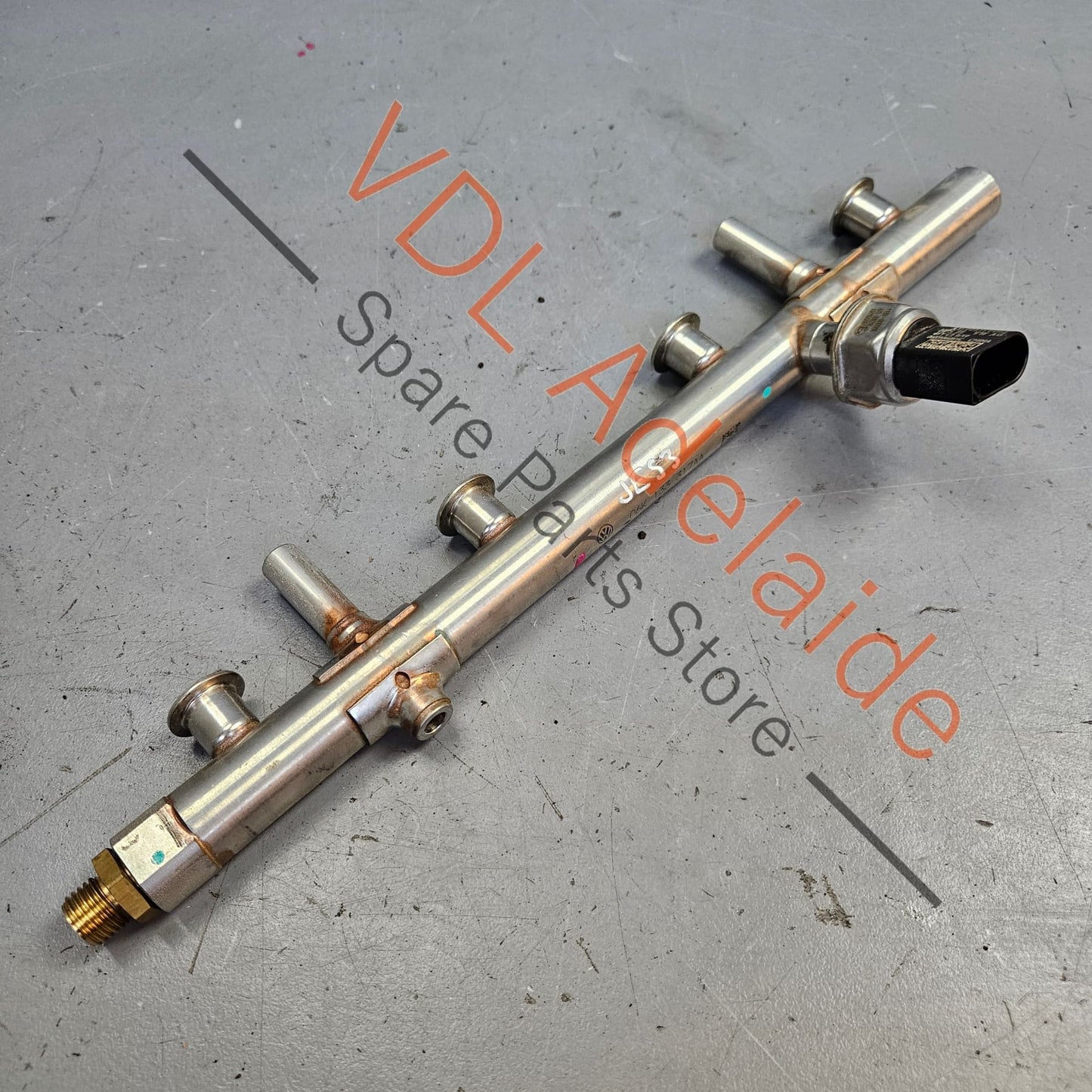 06K906051C 06K133317AA VW 2.0 Steel Fuel Rail and Pressure Sensor 06K133317AA 06K906051C