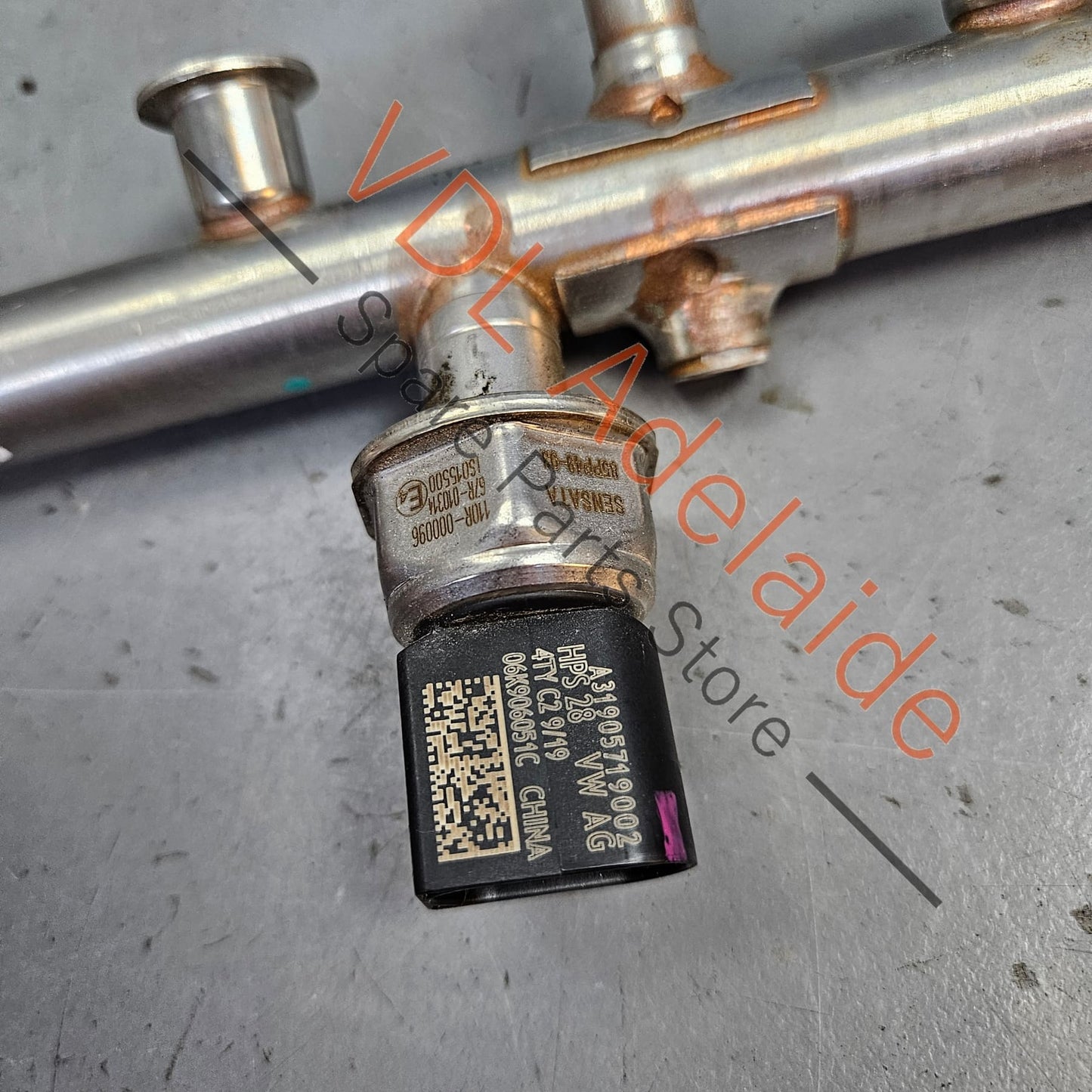06K906051C 06K133317AA VW 2.0 Steel Fuel Rail and Pressure Sensor 06K133317AA 06K906051C