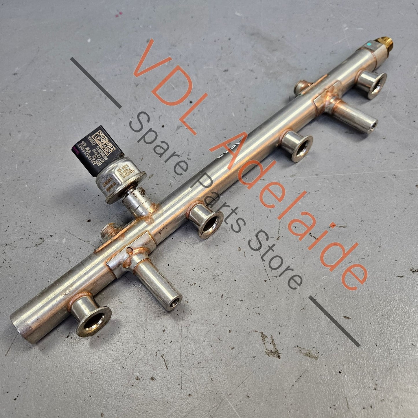 06K906051C 06K133317AA VW 2.0 Steel Fuel Rail and Pressure Sensor 06K133317AA 06K906051C