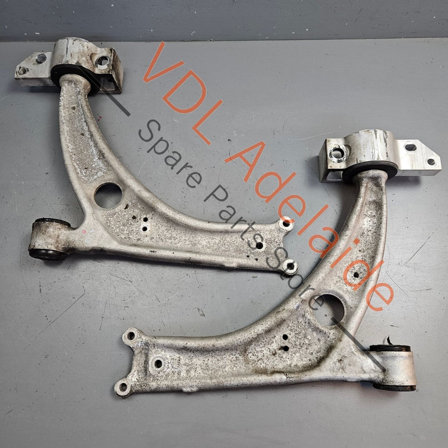 1K0407151AC 1K0407152AC Pair of Cast Aluminium Lower Control Arms for Golf R32