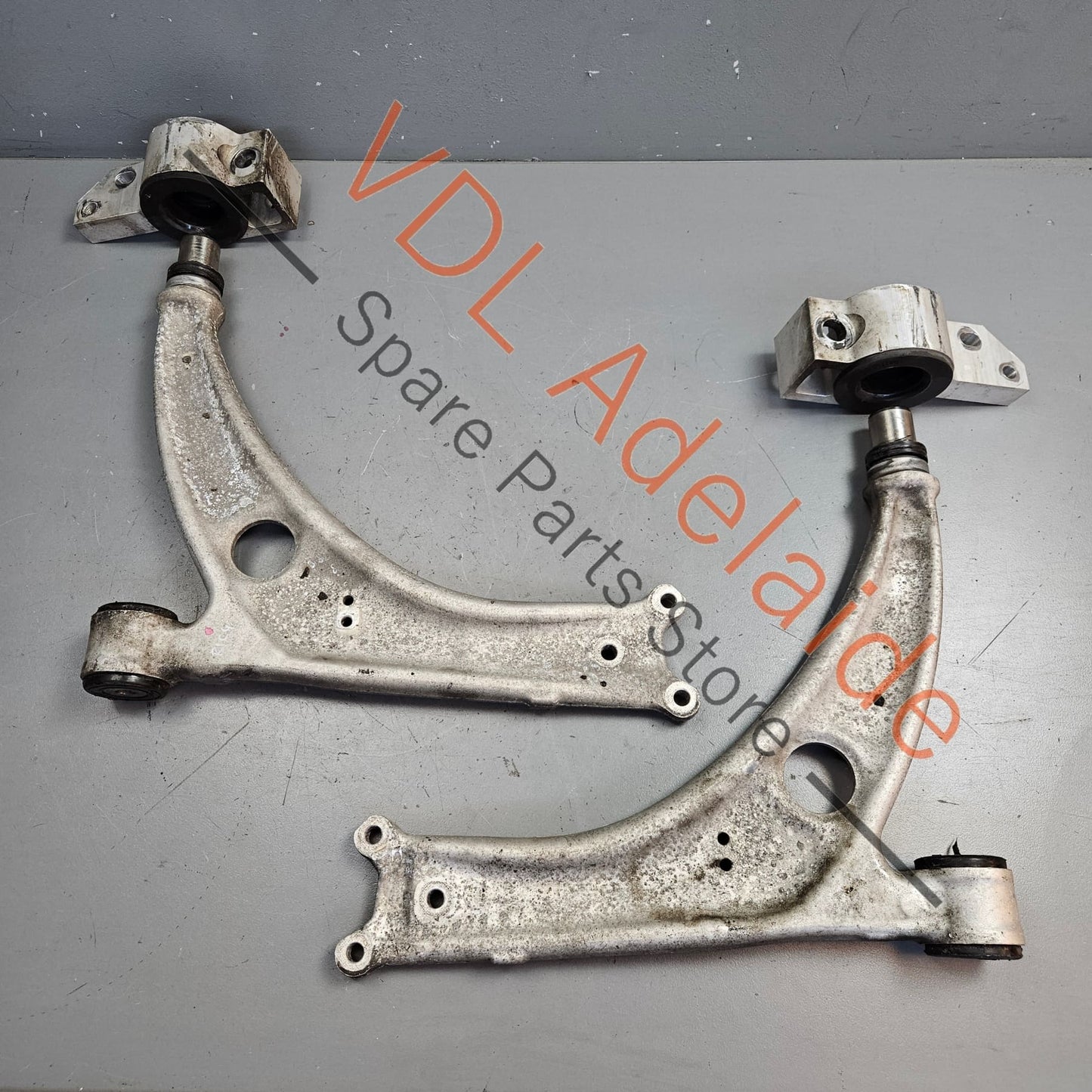 1K0407151AC 1K0407152AC Pair of Cast Aluminium Lower Control Arms for Golf R32