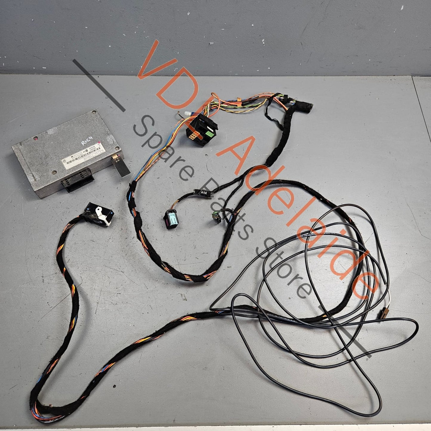 1Z0035729B VW Golf MK5 Genuine Bluetooth Upgrade Kit Includes wiring 1Z0035729B
