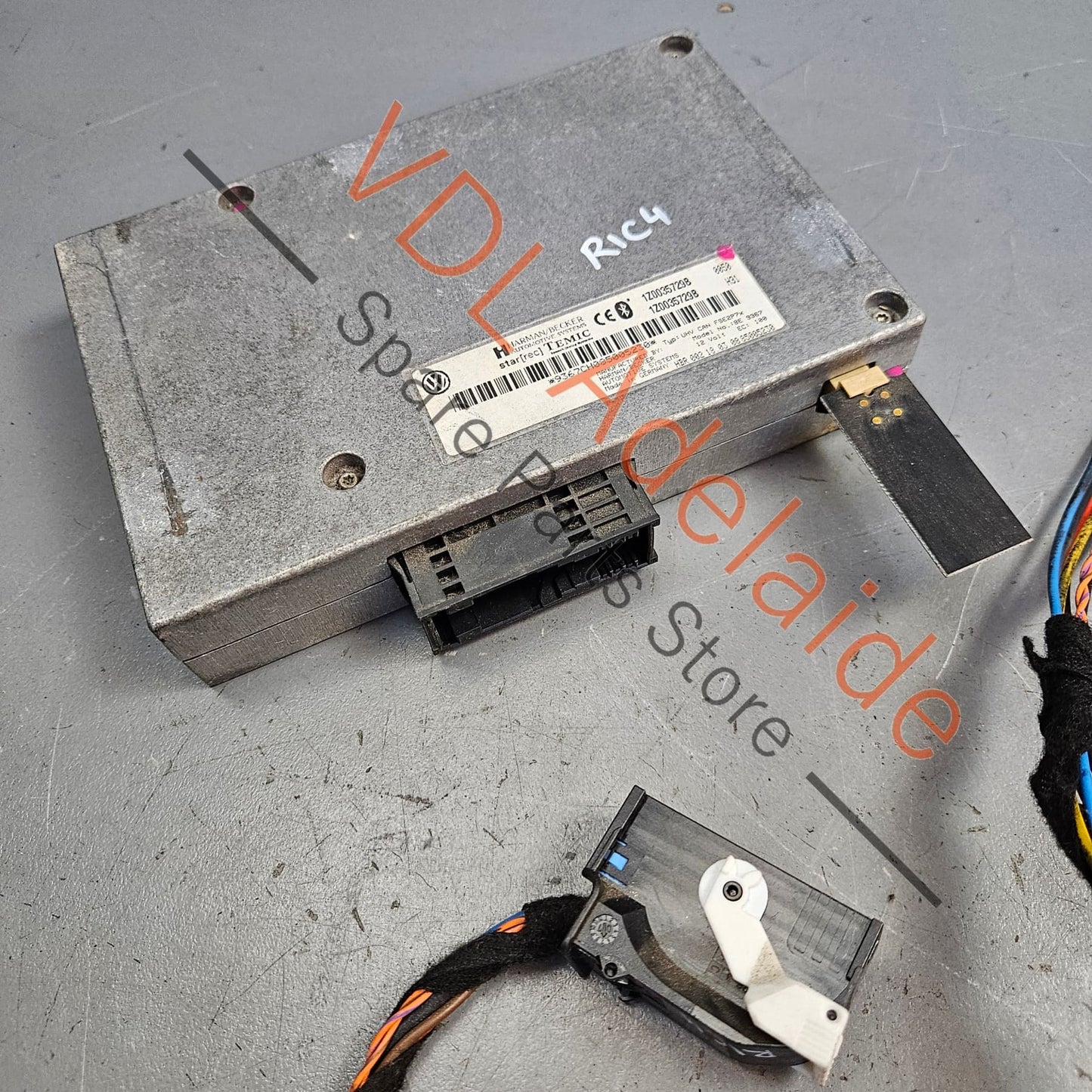 1Z0035729B VW Golf MK5 Genuine Bluetooth Upgrade Kit Includes wiring 1Z0035729B