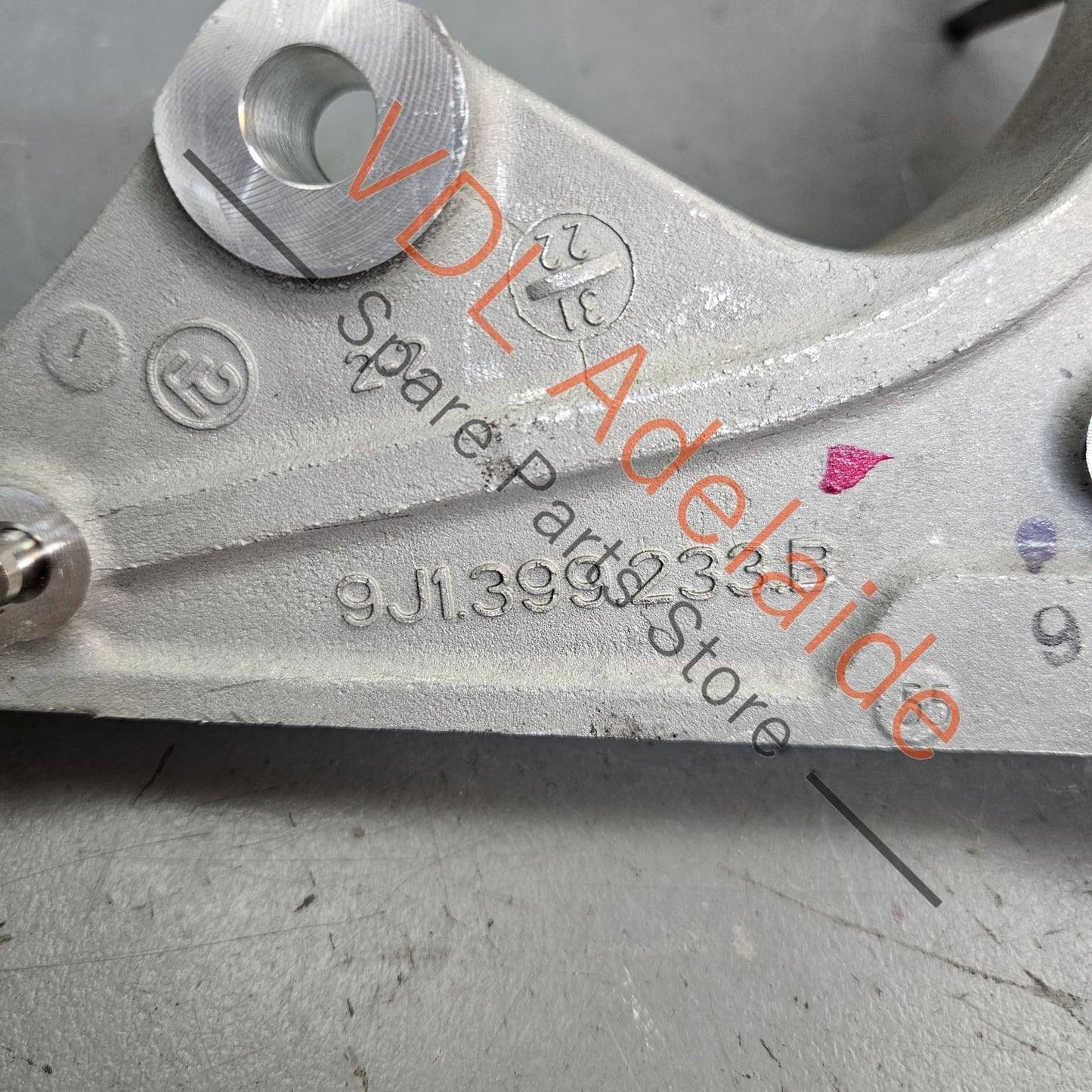 9J1399233B Audi e-Tron GT Engine Transmission Mount Bracket Bushing 9J1399233B