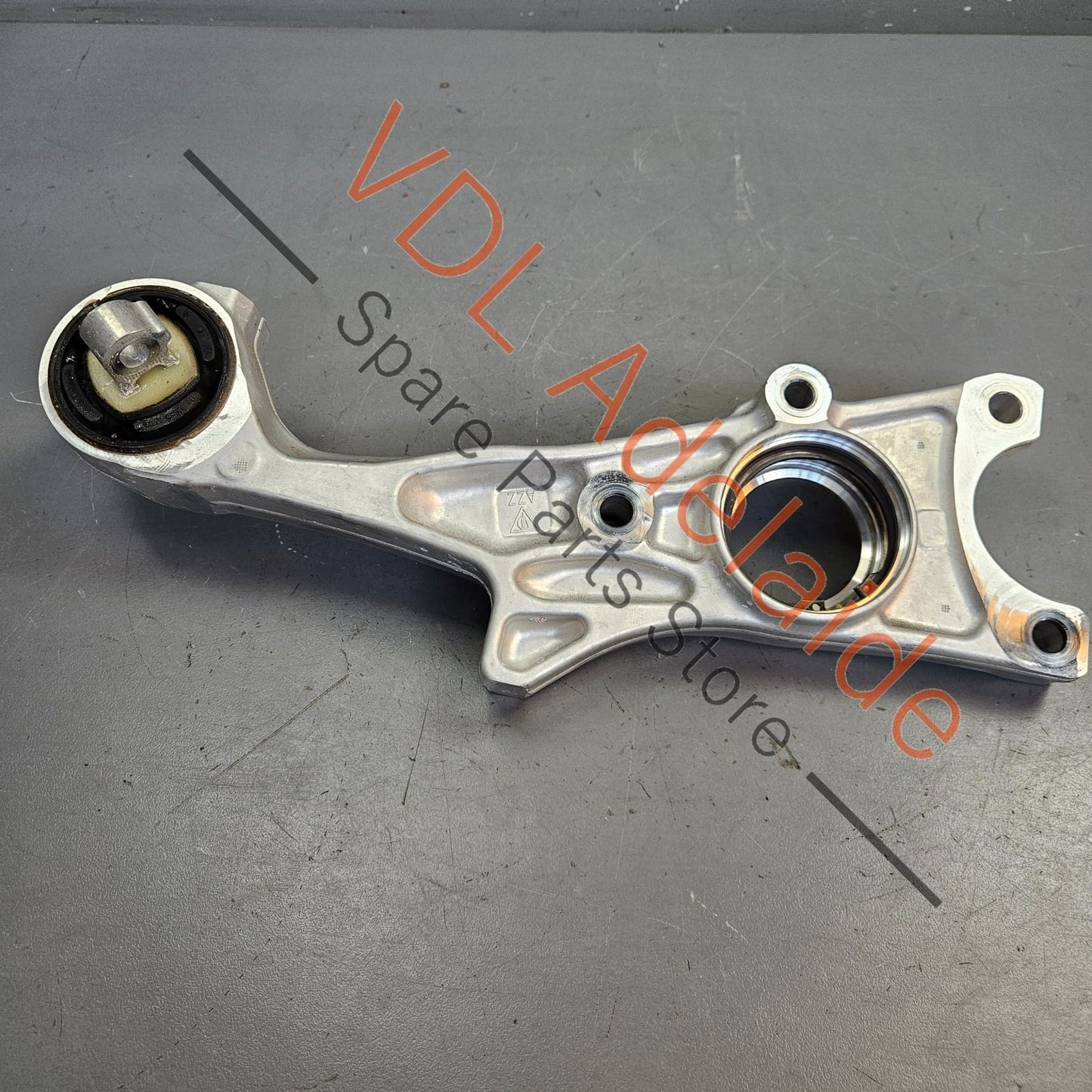 9J1199181A Audi e-Tron GT Engine Transmission Mount Bracket Bushing 9J1199181A
