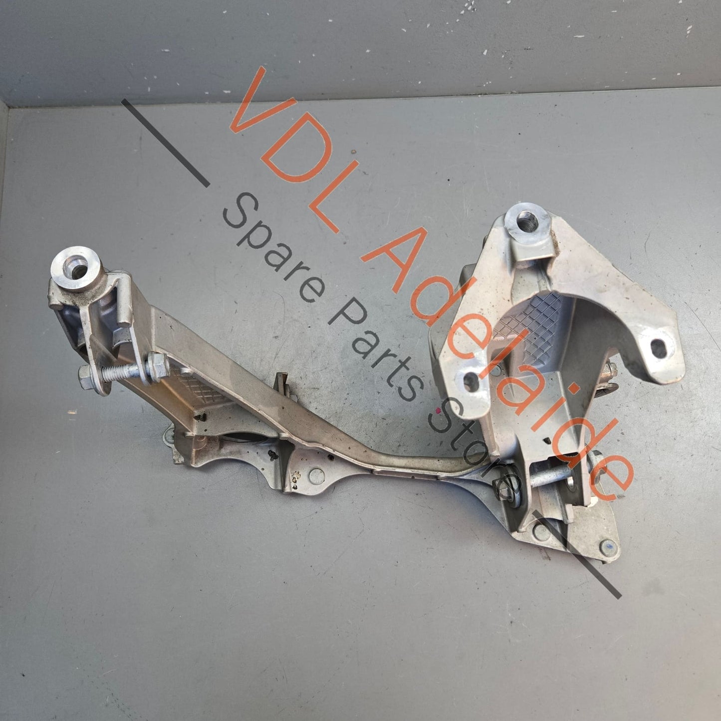 98133105205 98133105208  Porsche Boxster Cayman Rear Right Subframe Engine & Suspension Carrier Bracket 98133105208  98133105205
