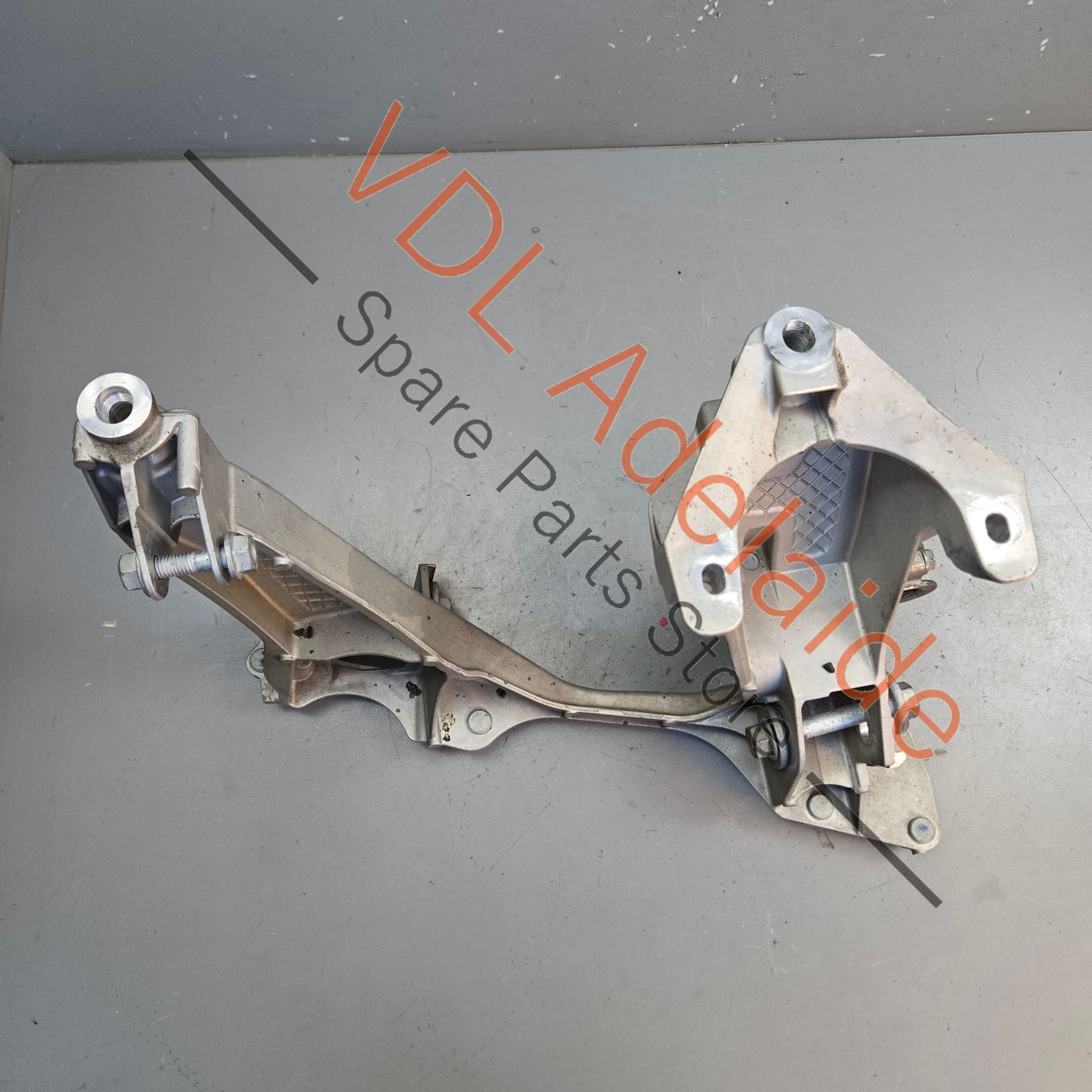 98133105205 98133105208  Porsche Boxster Cayman Rear Right Subframe Engine & Suspension Carrier Bracket 98133105208  98133105205
