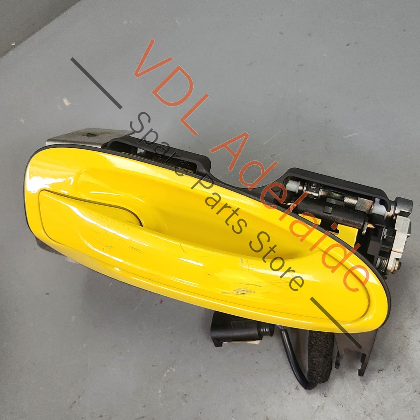 98153891202    Porsche Cayman Boxster 981 Right Exterior Door Handle 98153891202 Lock Set Racing Yellow 1S1, P3 / 1S1