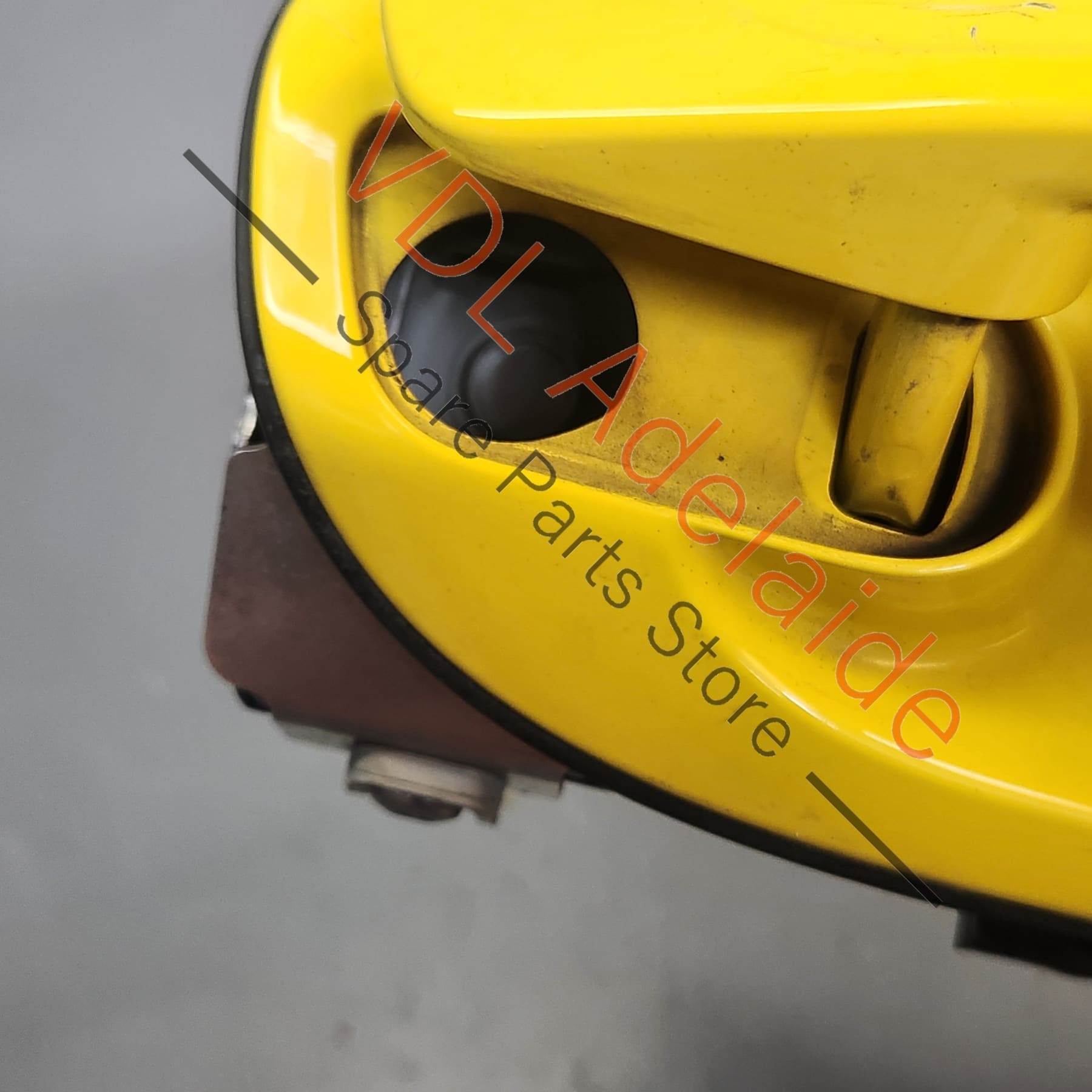 98153891202    Porsche Cayman Boxster 981 Right Exterior Door Handle 98153891202 Lock Set Racing Yellow 1S1, P3 / 1S1