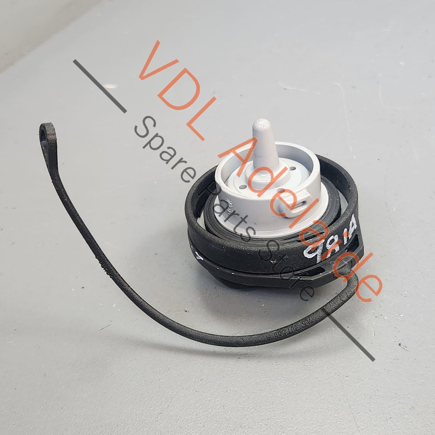 99120124101    Porsche Boxster Cayman 911 Fuel Gas Cap with Strap 99120124101