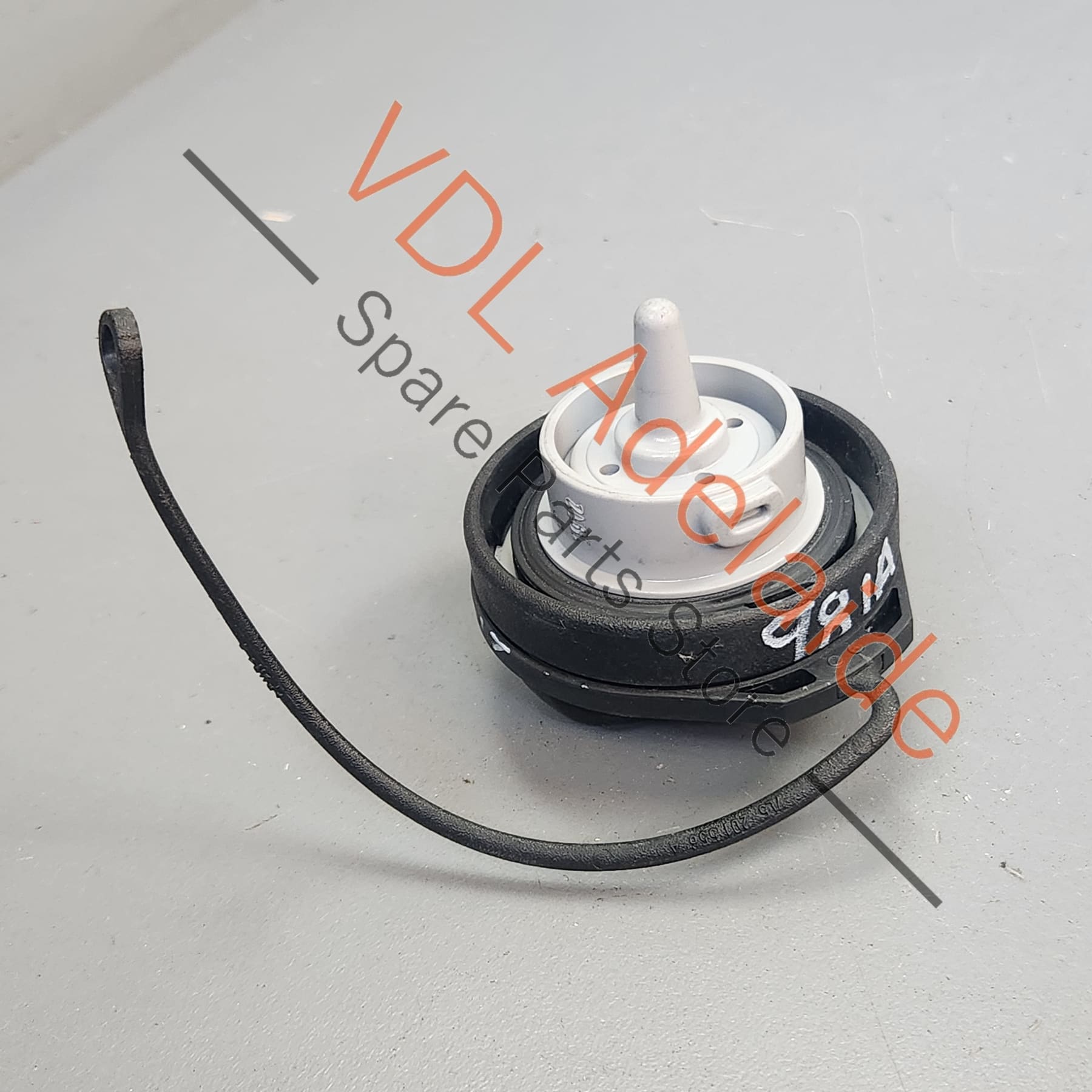 99120124101    Porsche Boxster Cayman 911 Fuel Gas Cap with Strap 99120124101