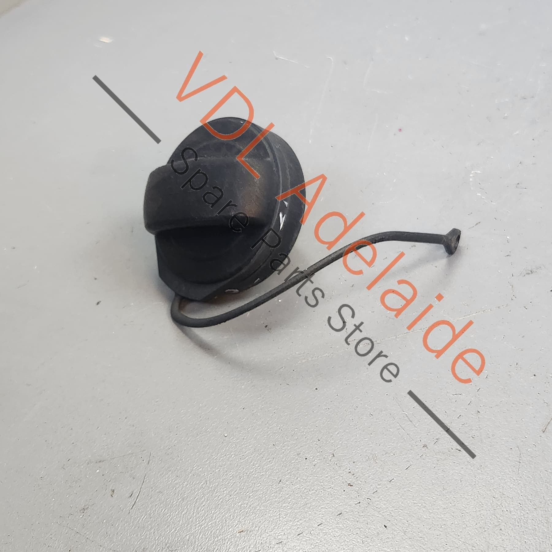 99120124101    Porsche Boxster Cayman 911 Fuel Gas Cap with Strap 99120124101