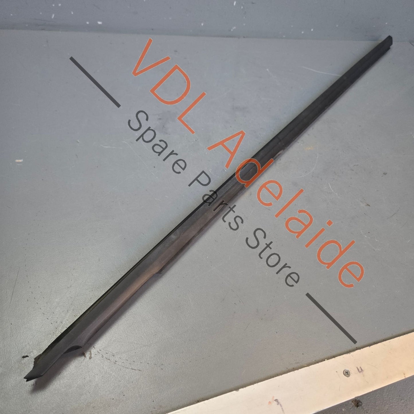 98153708601 98153708602   Porsche Boxster Cayman Right Side Door Aperture Window Slot Seal 98153708601