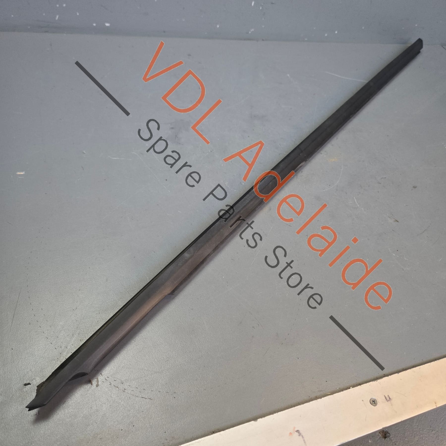 98153708601 98153708602   Porsche Boxster Cayman Right Side Door Aperture Window Slot Seal 98153708601