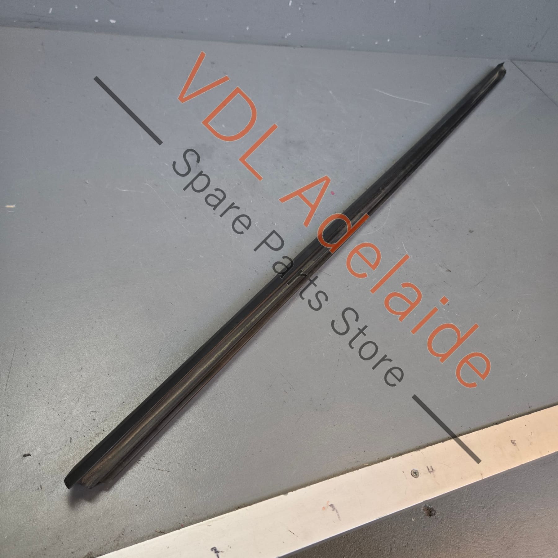 98153708601 98153708602   Porsche Boxster Cayman Right Side Door Aperture Window Slot Seal 98153708601