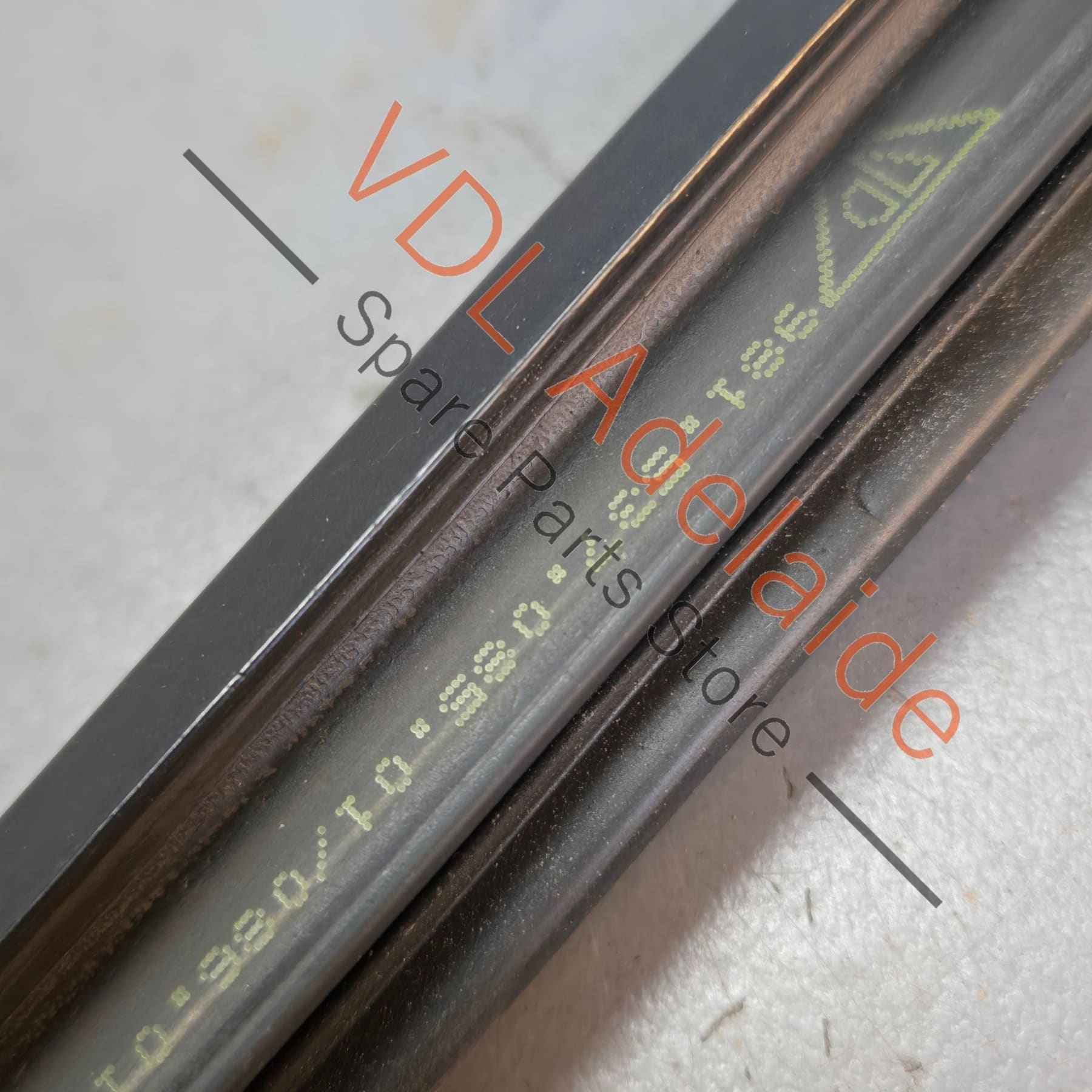 98153708601 98153708602   Porsche Boxster Cayman Right Side Door Aperture Window Slot Seal 98153708601