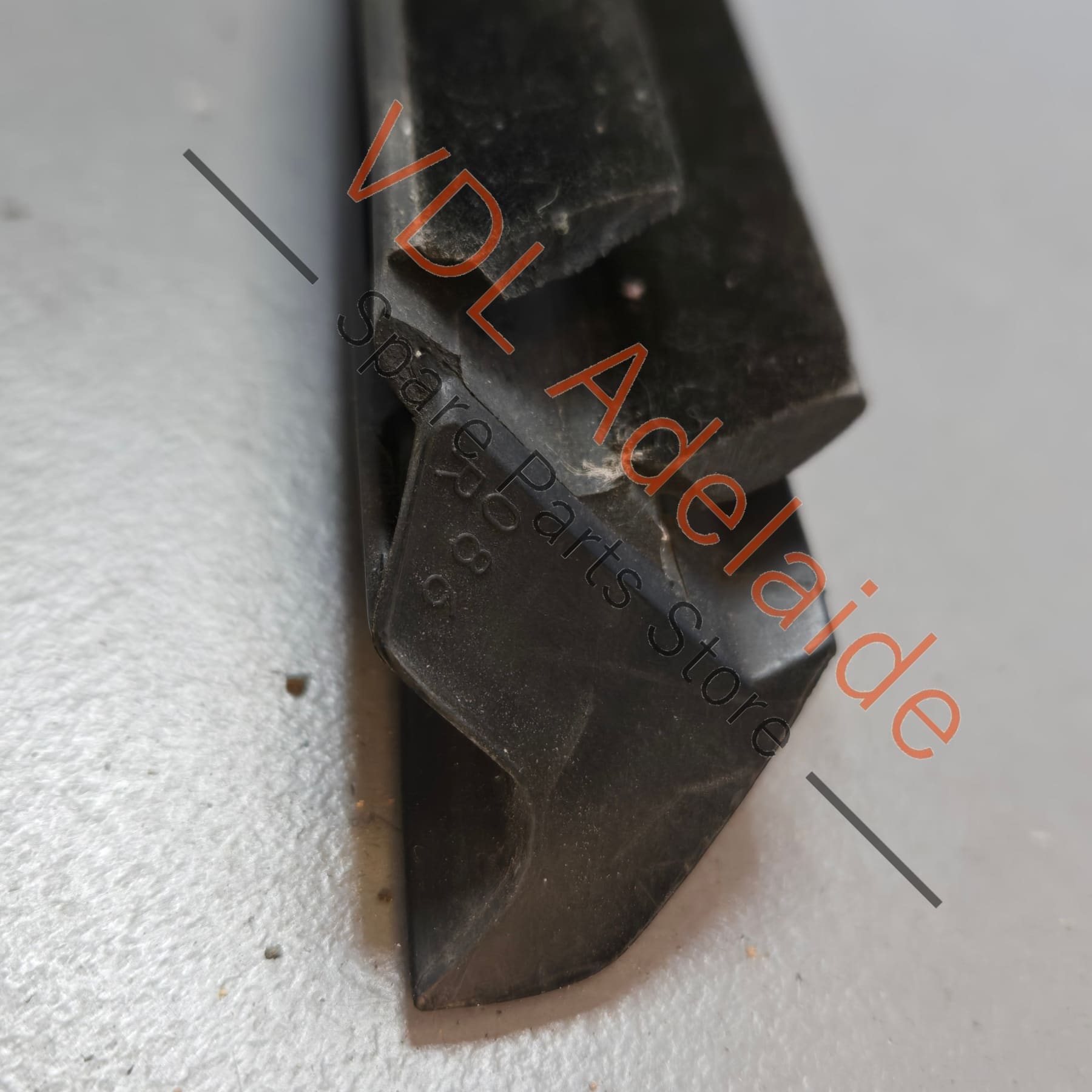 98153708601 98153708602   Porsche Boxster Cayman Right Side Door Aperture Window Slot Seal 98153708601